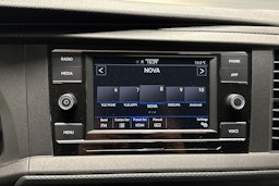 valkoinen Volkswagen Caravelle 2022 kuva 20.