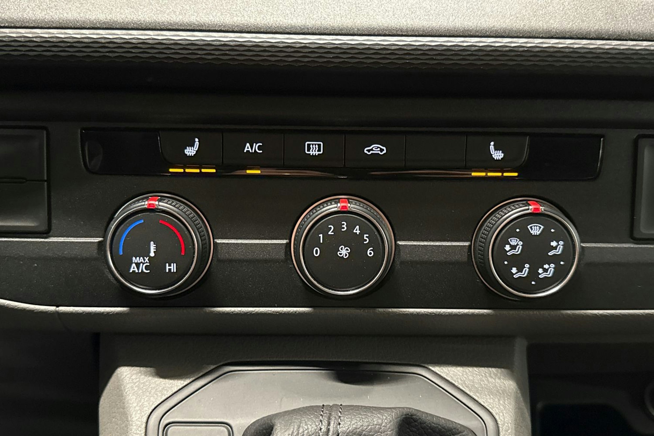 valkoinen Volkswagen Caravelle 2022 kuva 21.