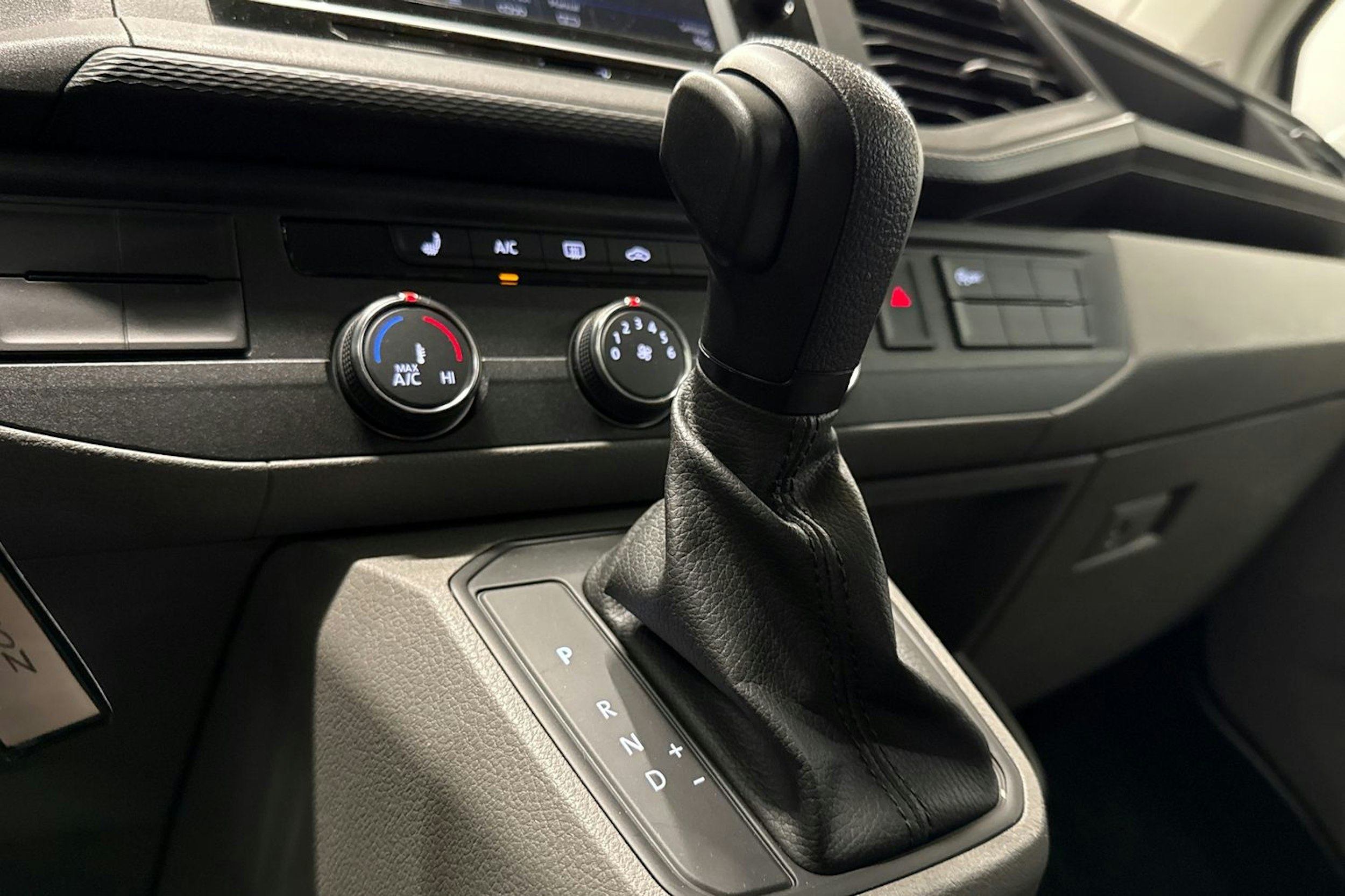 valkoinen Volkswagen Caravelle 2022 kuva 22.