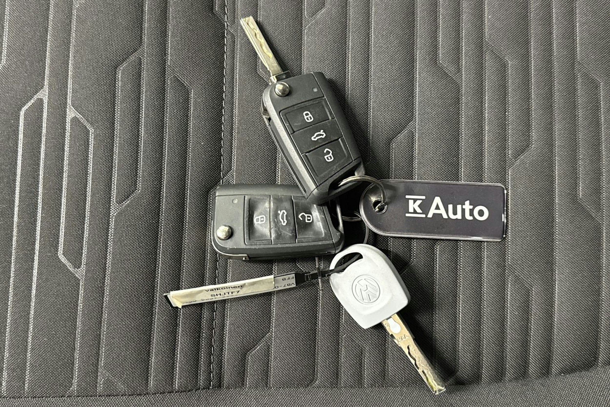 valkoinen Volkswagen Caravelle 2022 kuva 24.