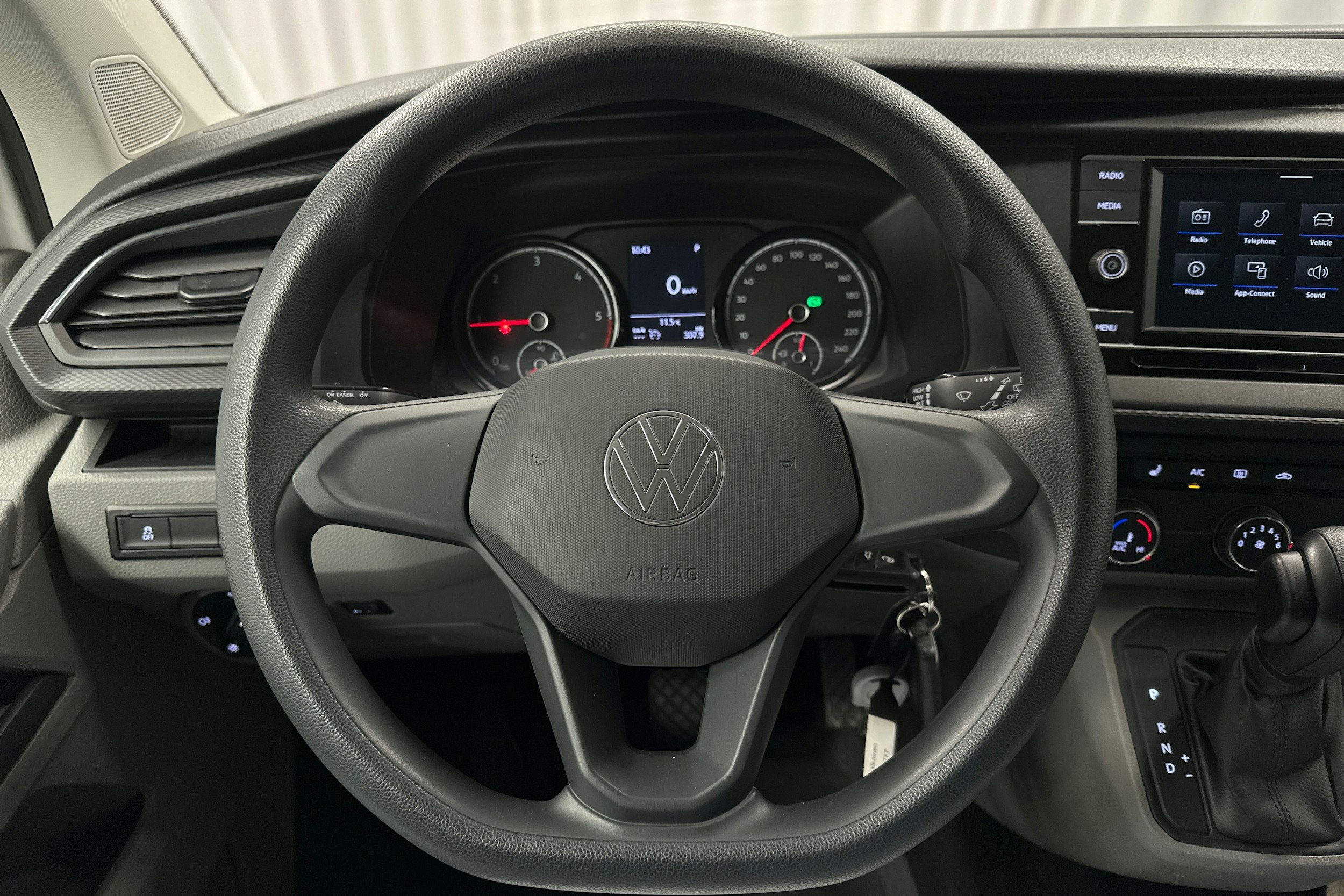 valkoinen Volkswagen Caravelle 2022 kuva 15.