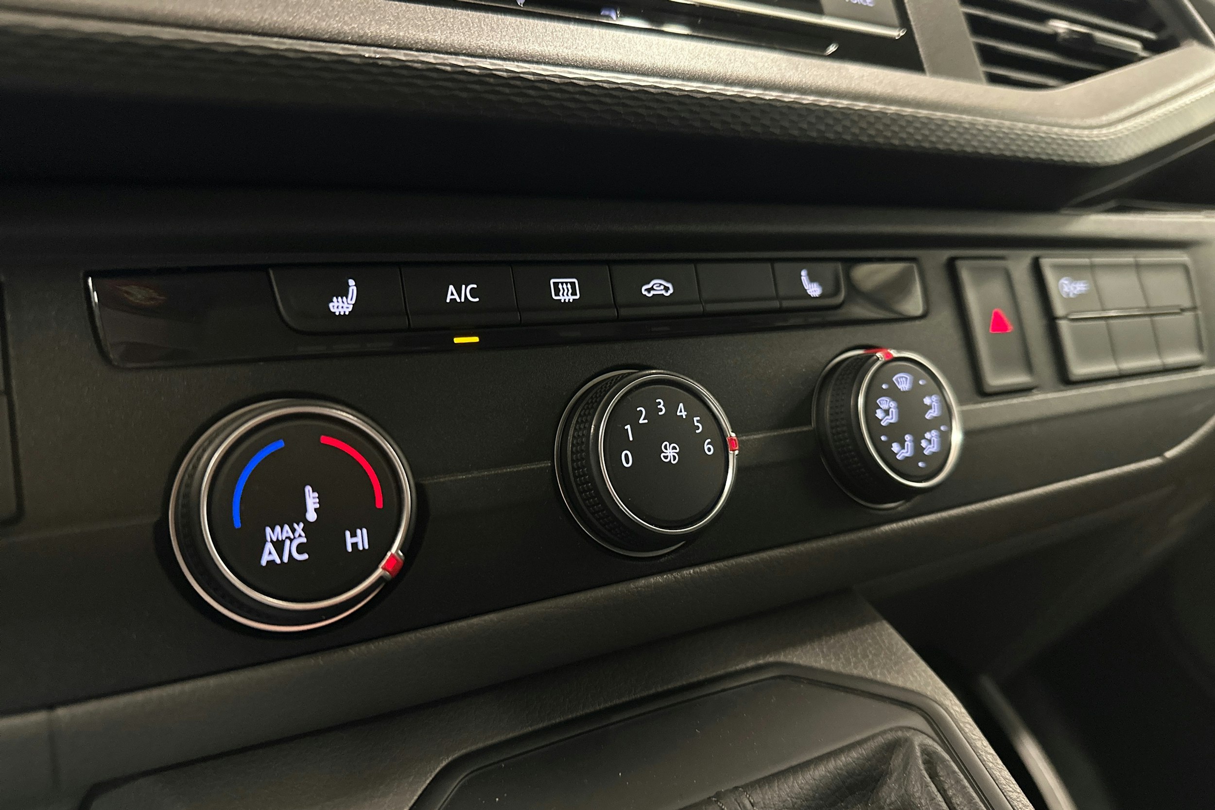 valkoinen Volkswagen Caravelle 2022 kuva 19.