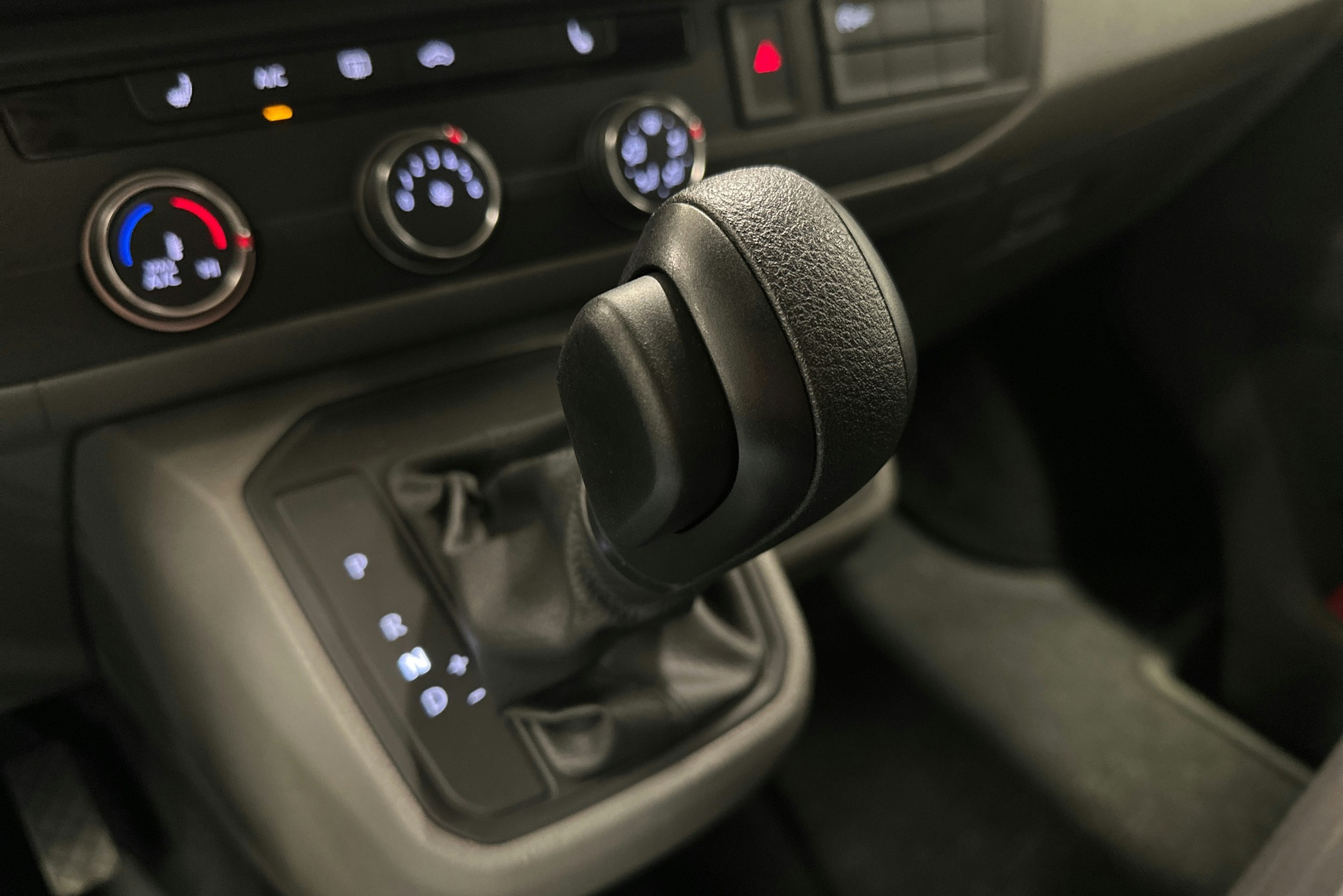 valkoinen Volkswagen Caravelle 2022 kuva 20.