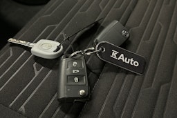 valkoinen Volkswagen Caravelle 2022 kuva 22.