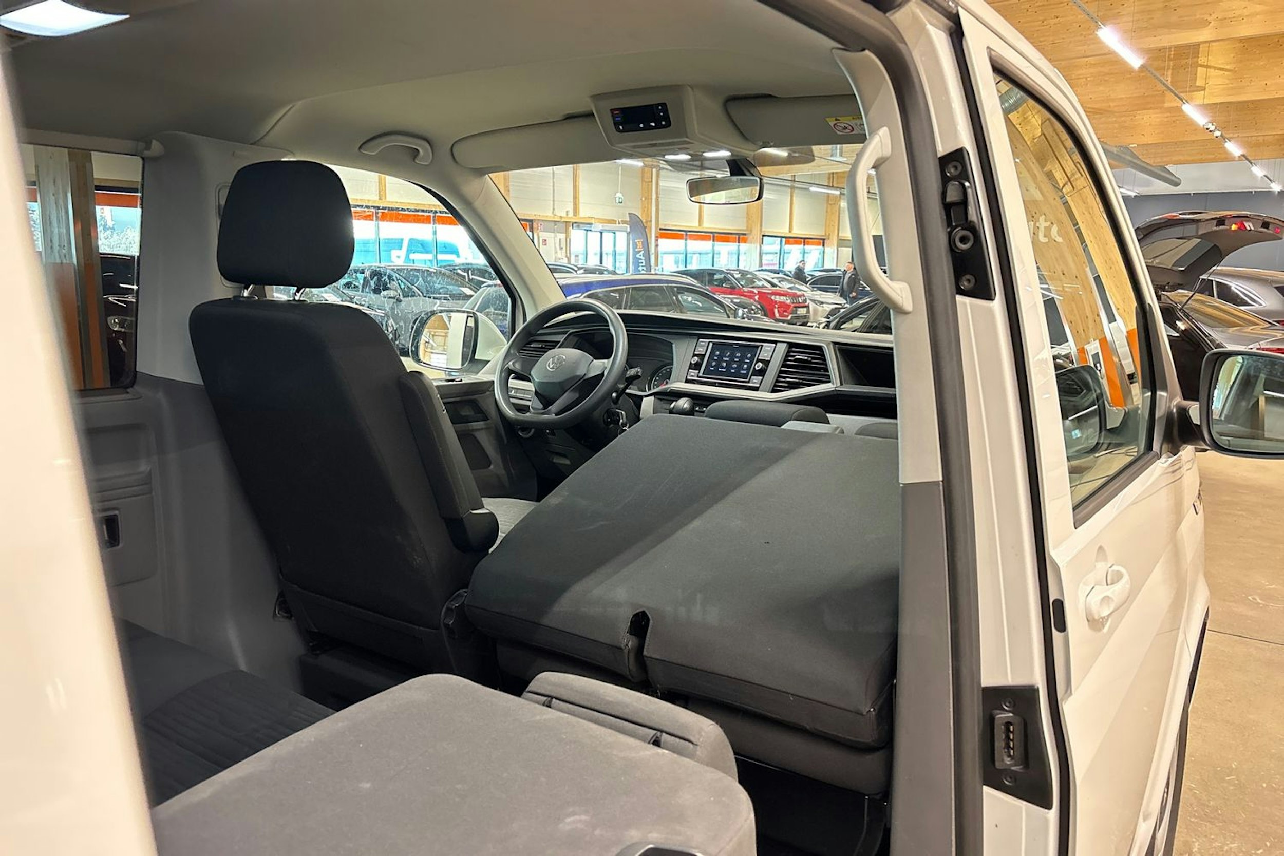 valkoinen Volkswagen Caravelle 2022 kuva 27.