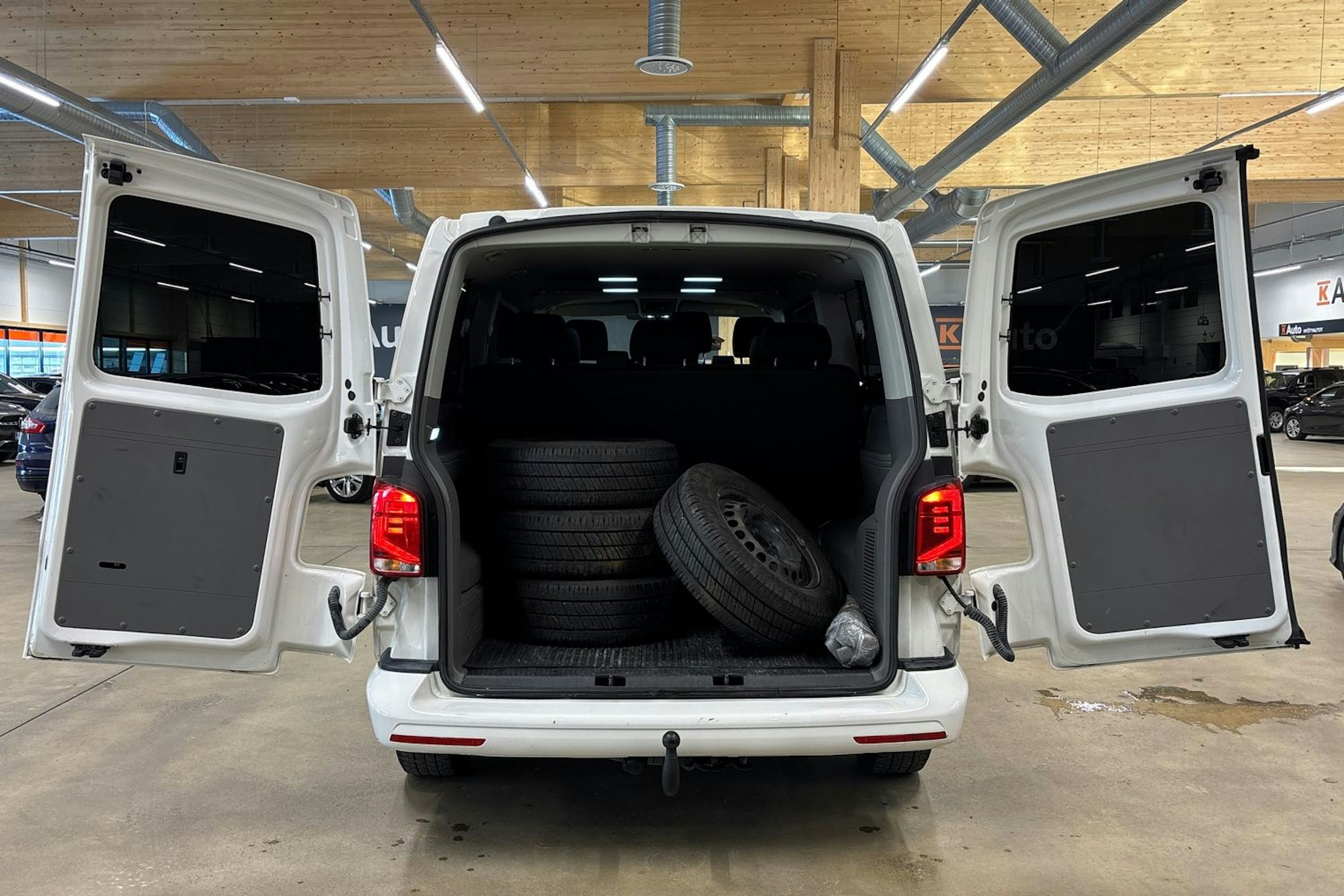 valkoinen Volkswagen Caravelle 2022 kuva 28.