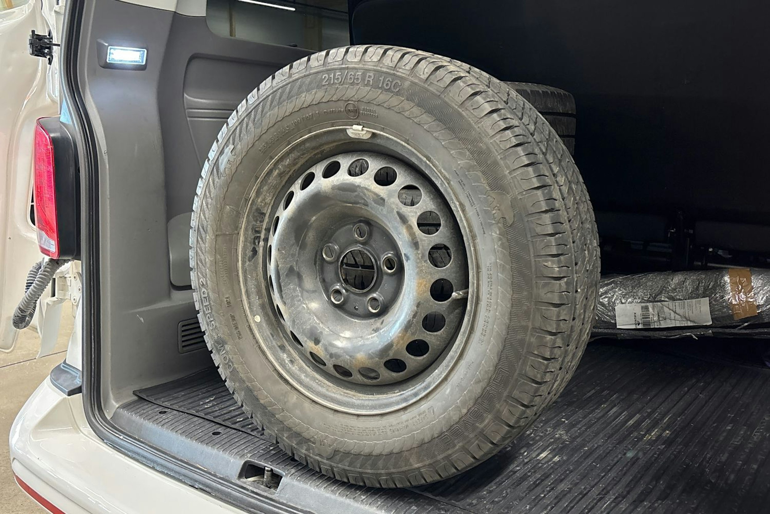 valkoinen Volkswagen Caravelle 2022 kuva 29.