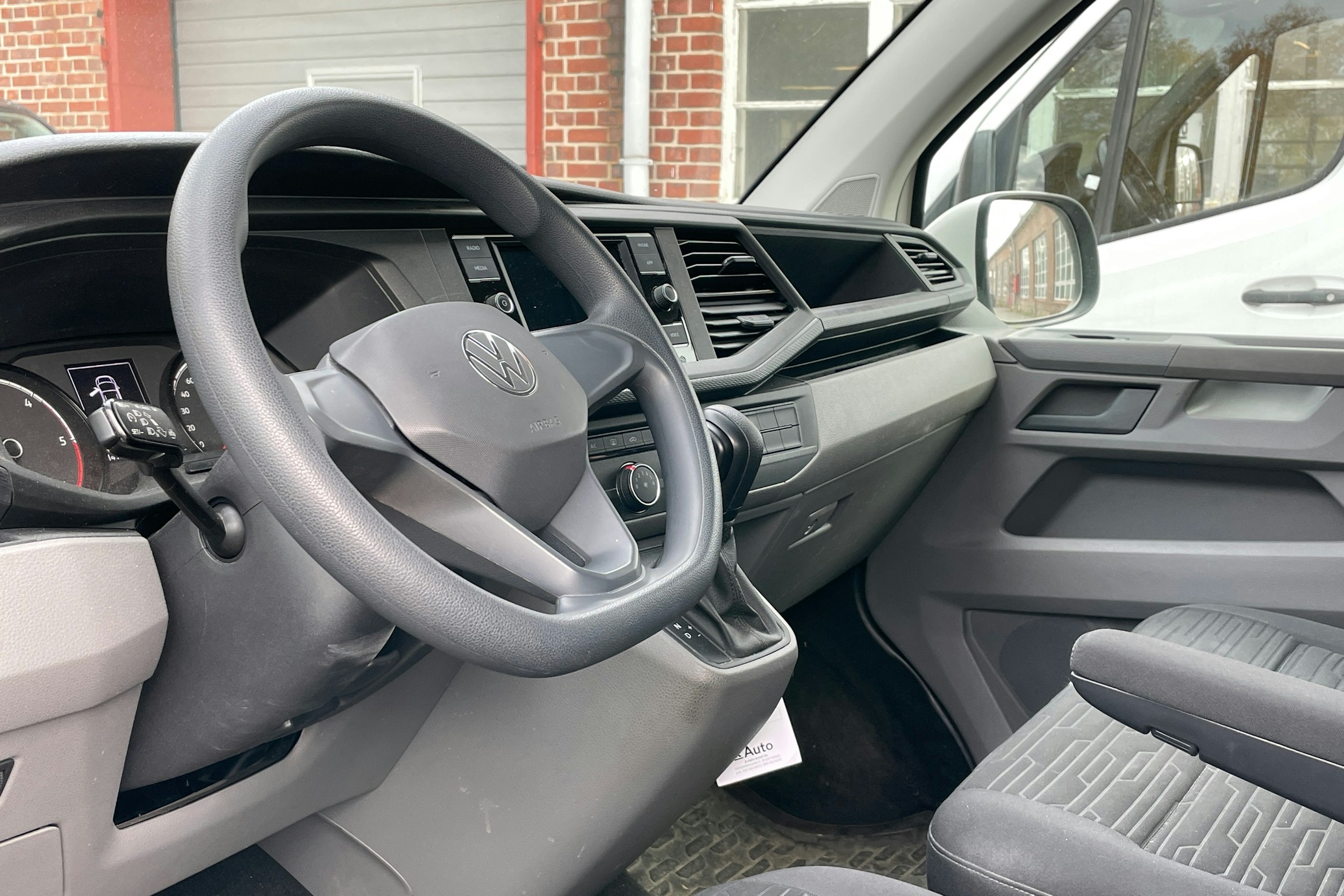 valkoinen Volkswagen Caravelle 2022 kuva 7.