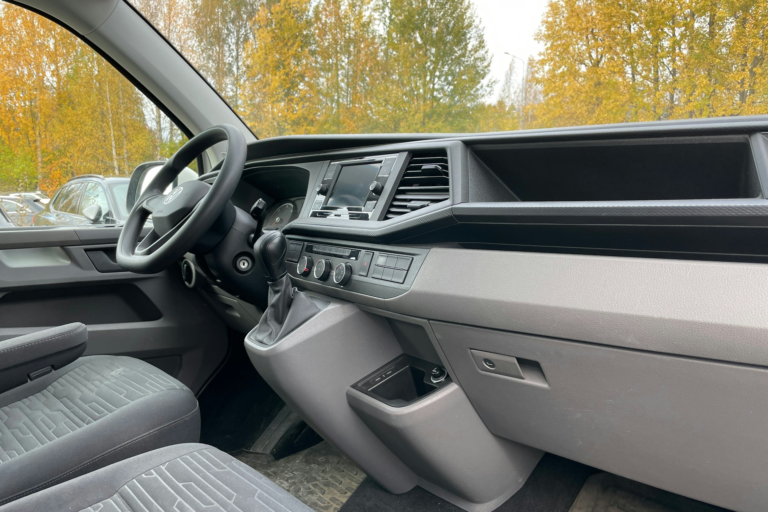 valkoinen Volkswagen Caravelle 2022 kuva 9.