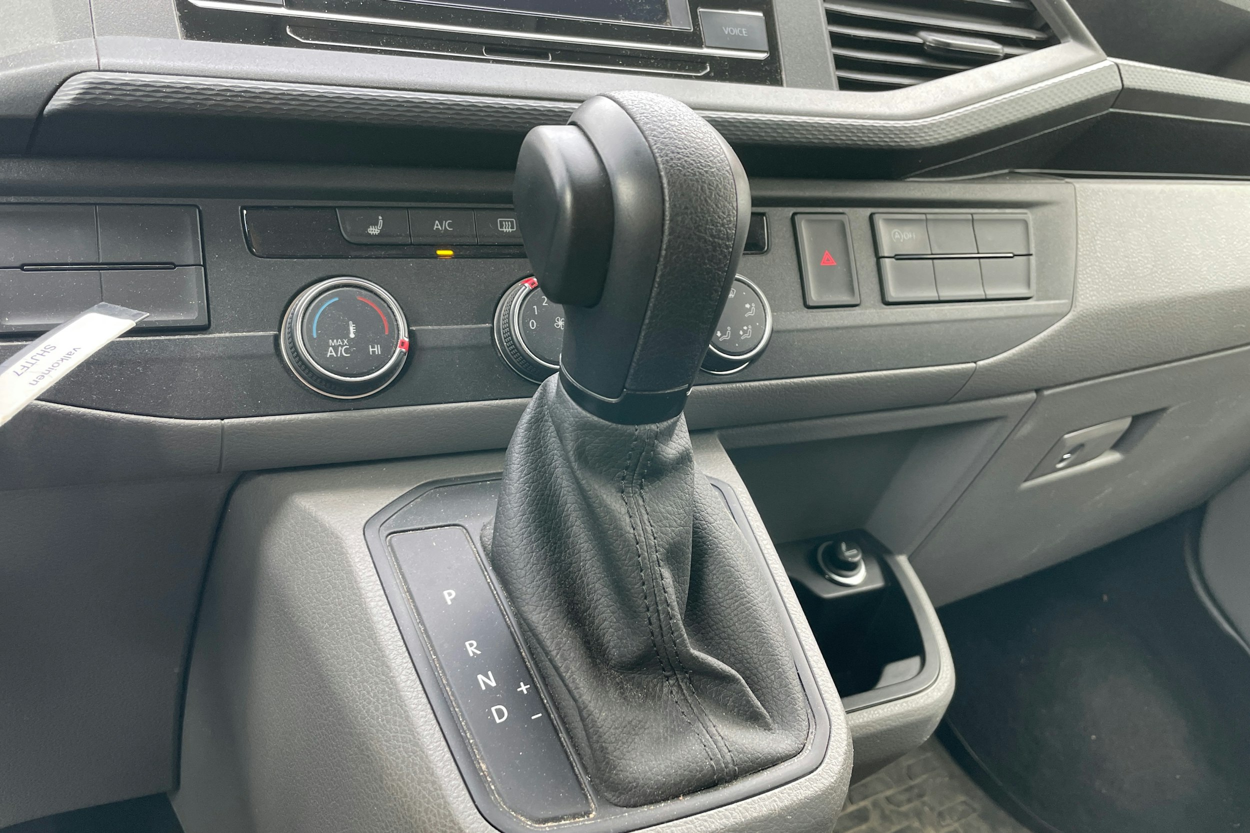 valkoinen Volkswagen Caravelle 2022 kuva 16.