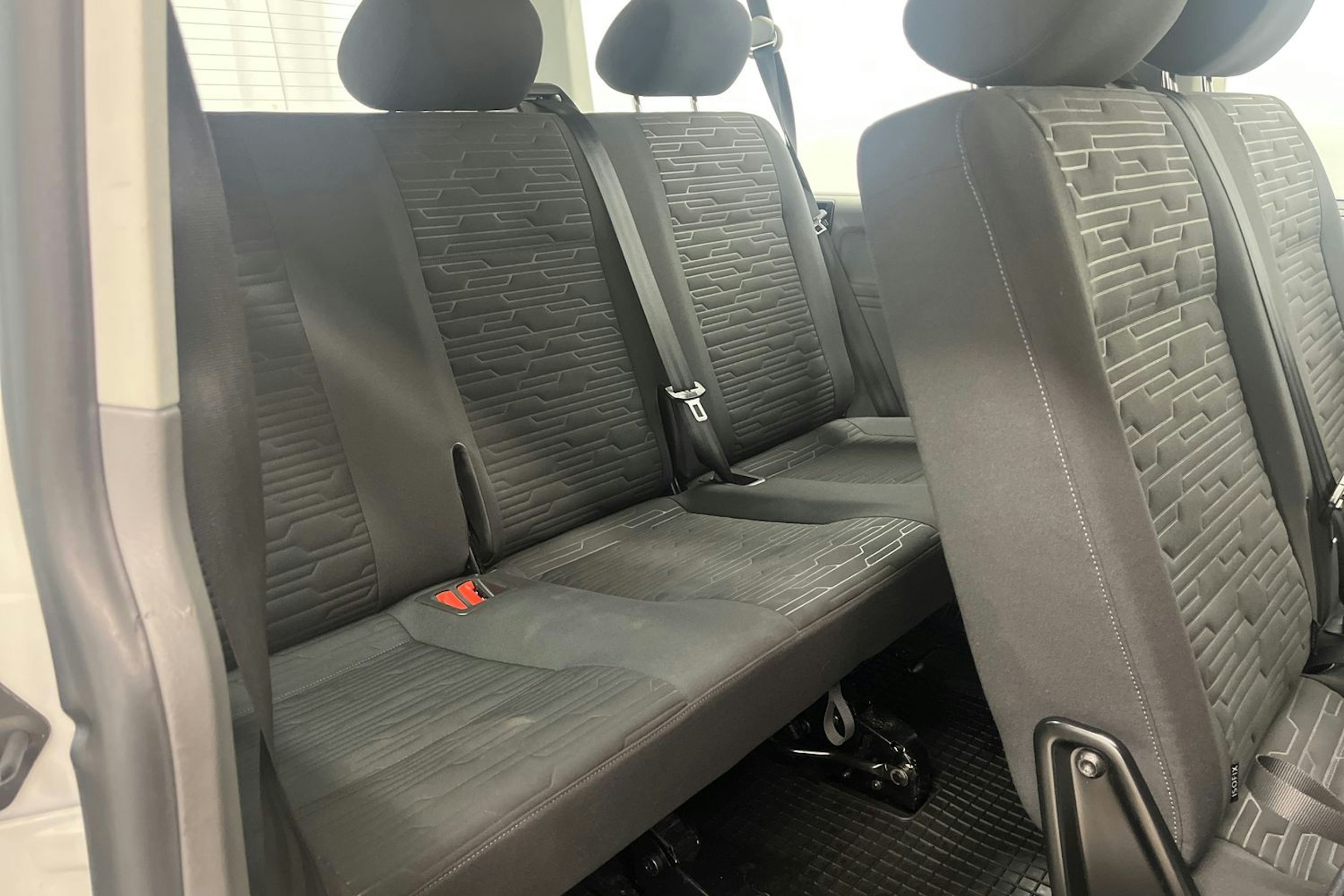 valkoinen Volkswagen Caravelle 2022 kuva 20.