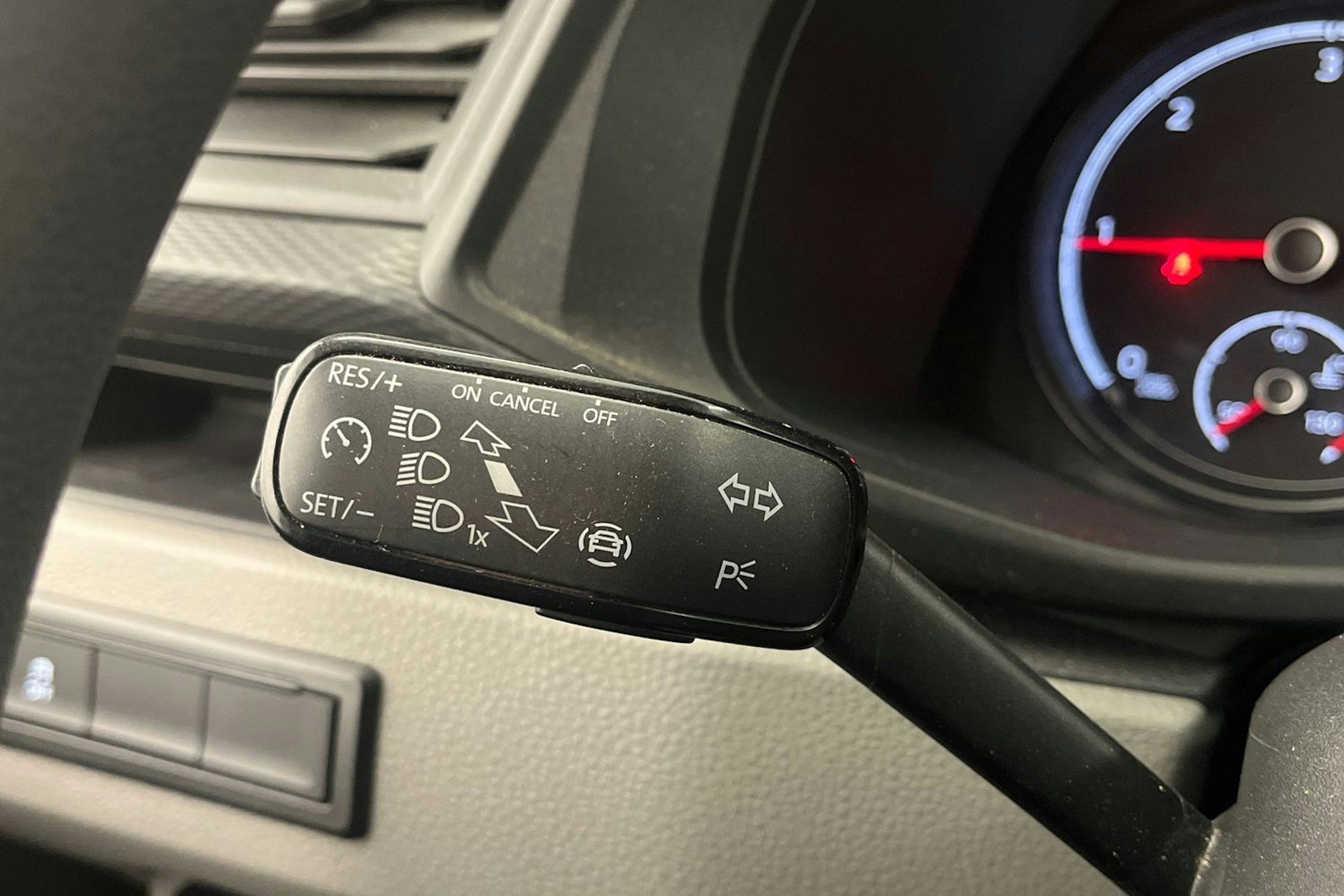 valkoinen Volkswagen Caravelle 2022 kuva 24.