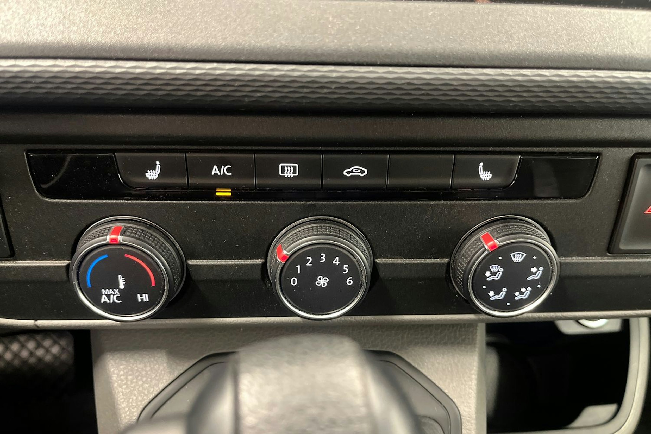 valkoinen Volkswagen Caravelle 2022 kuva 25.