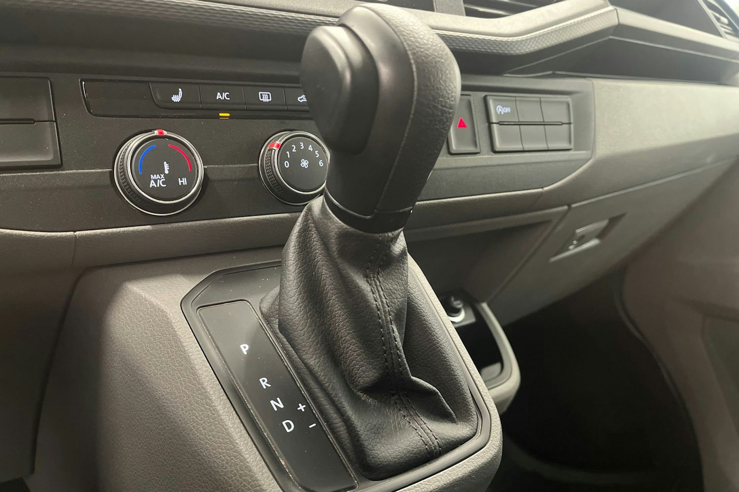 valkoinen Volkswagen Caravelle 2022 kuva 31.