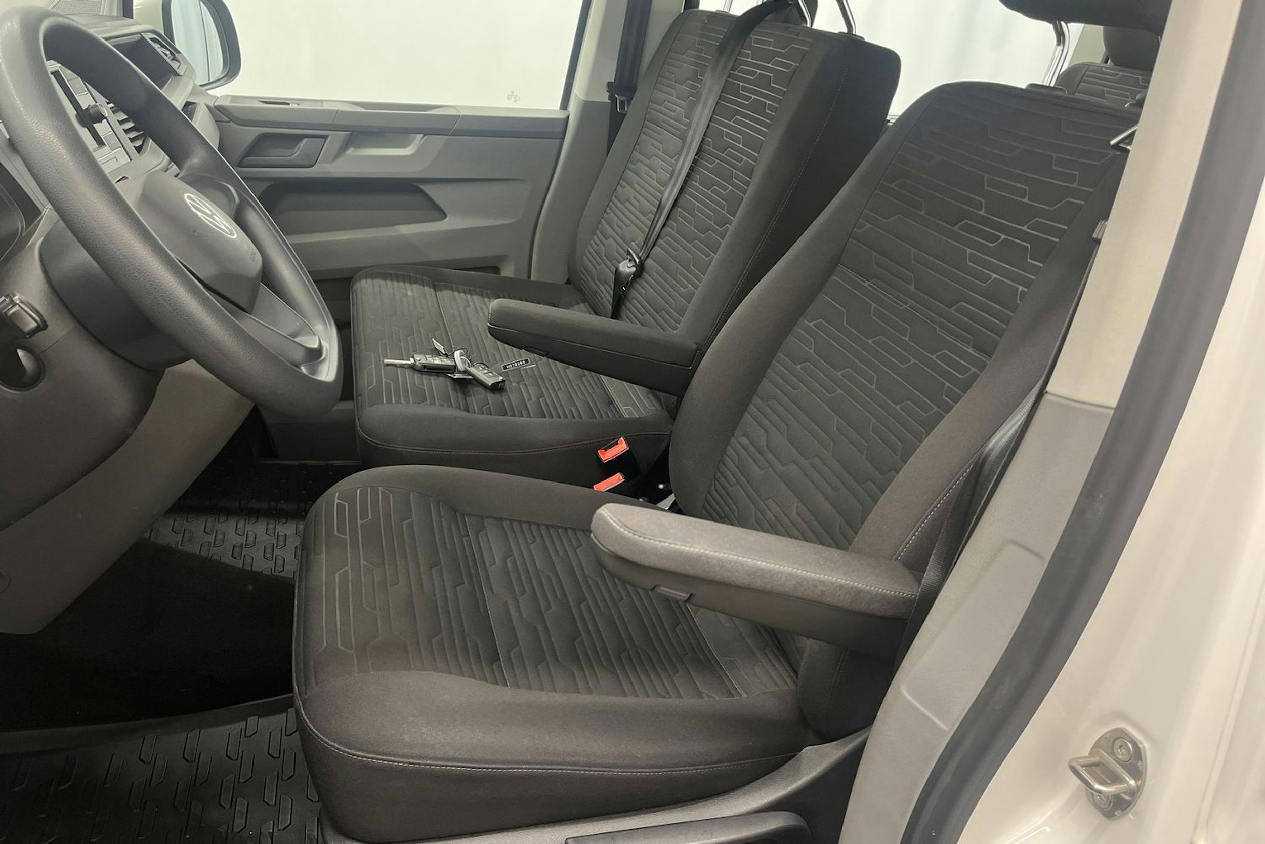 valkoinen Volkswagen Caravelle 2022 kuva 32.