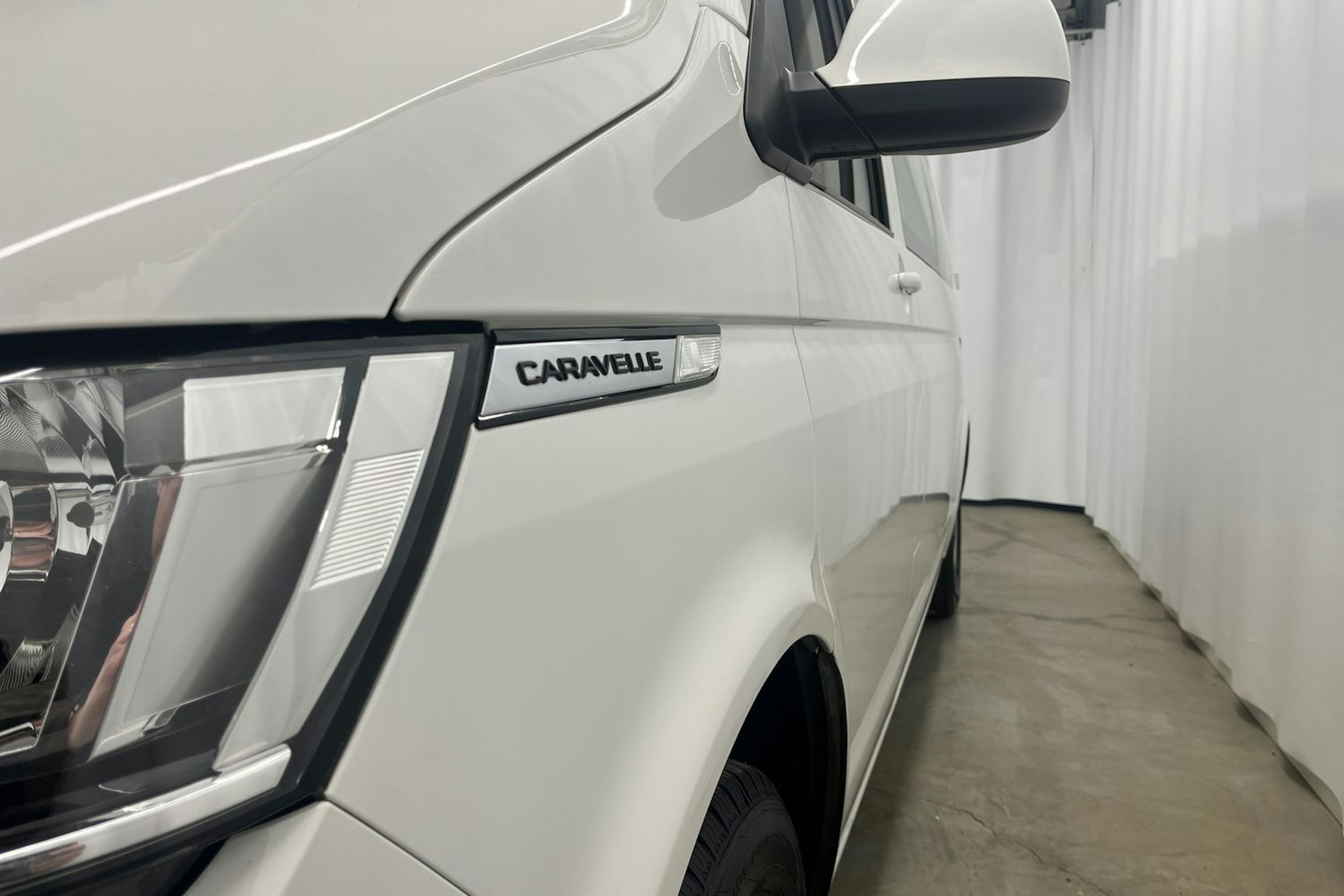 valkoinen Volkswagen Caravelle 2022 kuva 33.