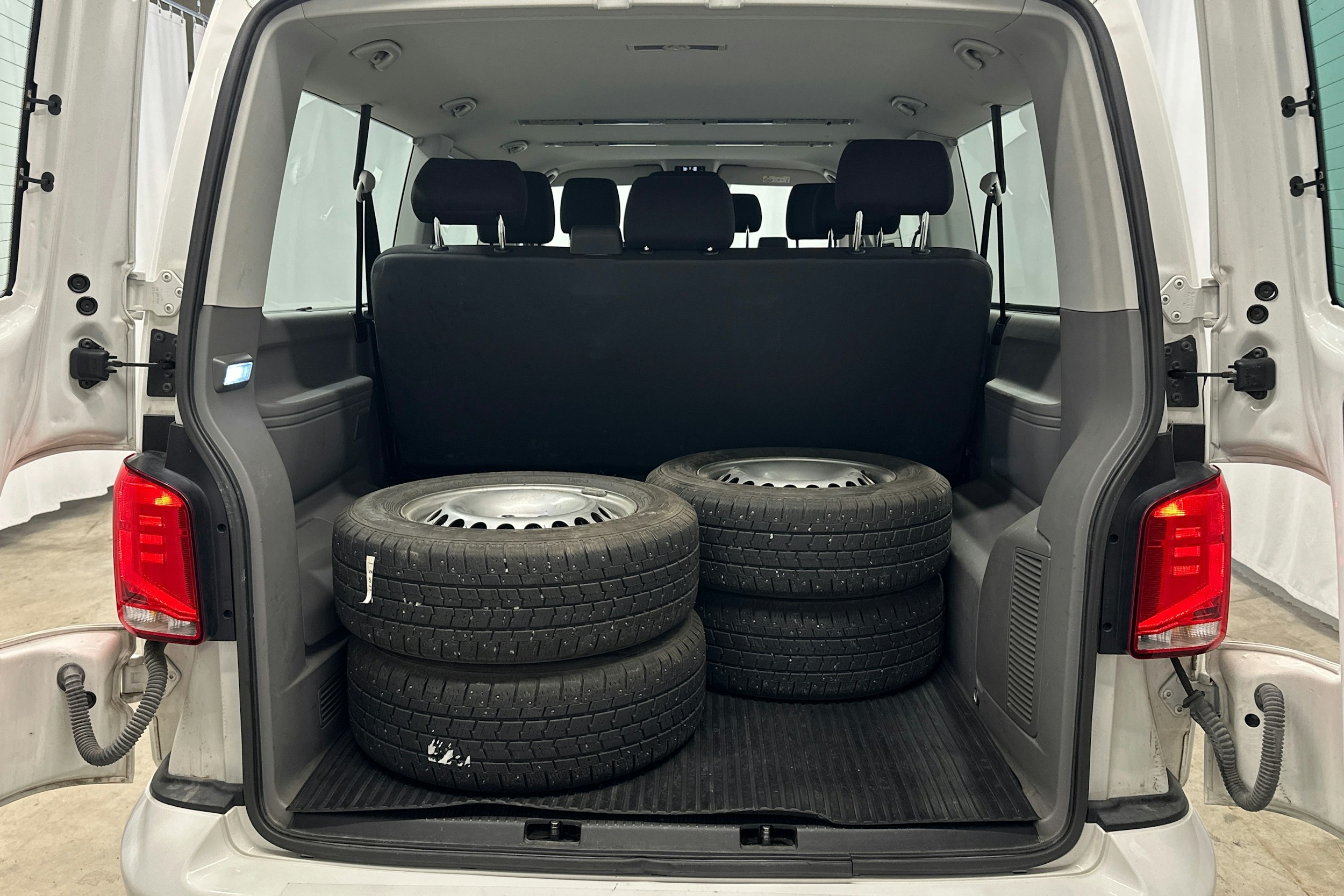 valkoinen Volkswagen Caravelle 2022 kuva 11.