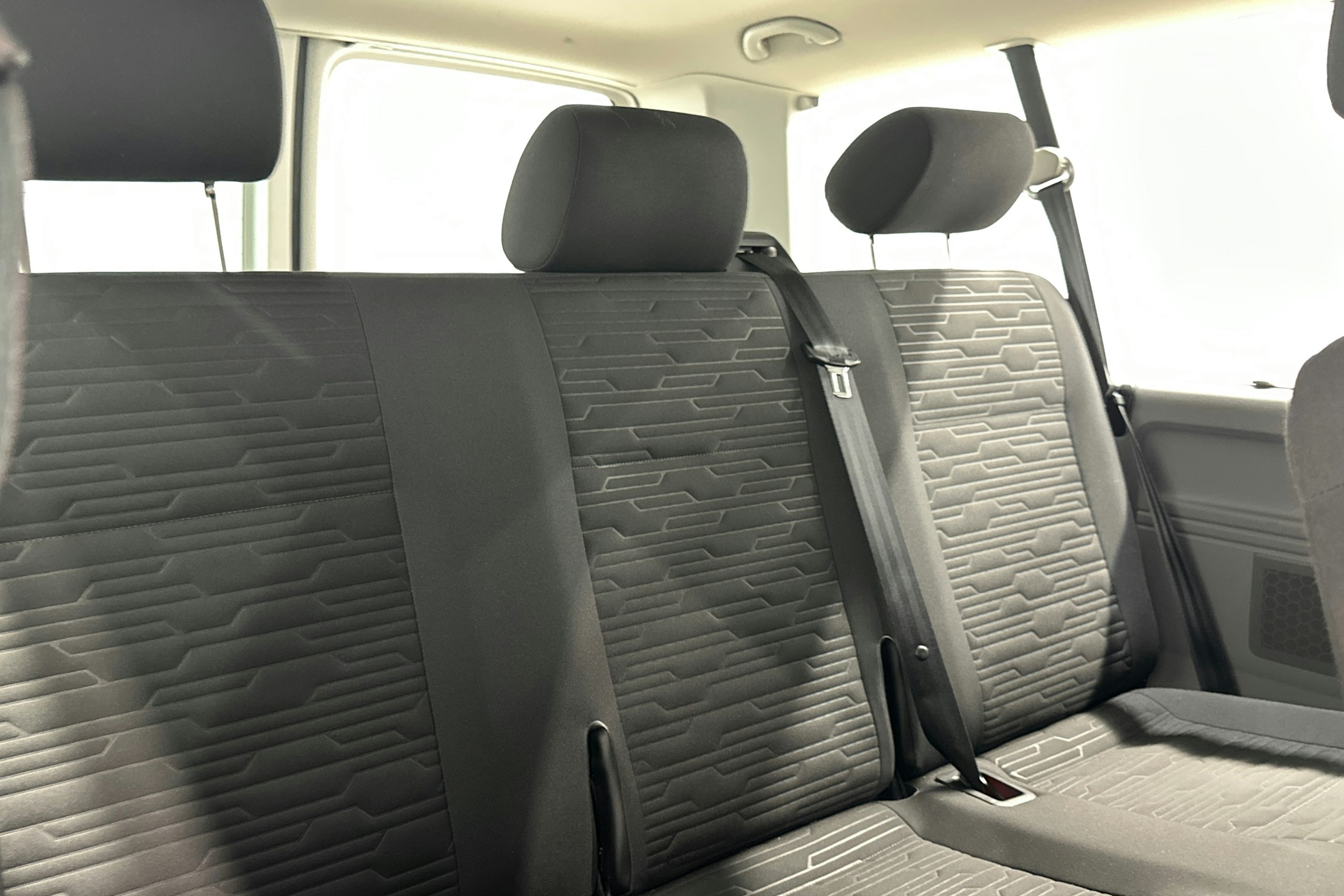 valkoinen Volkswagen Caravelle 2022 kuva 13.