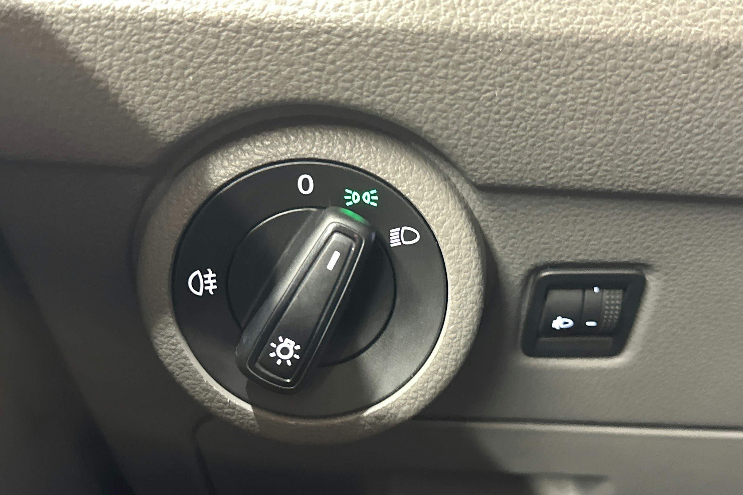 valkoinen Volkswagen Caravelle 2022 kuva 16.