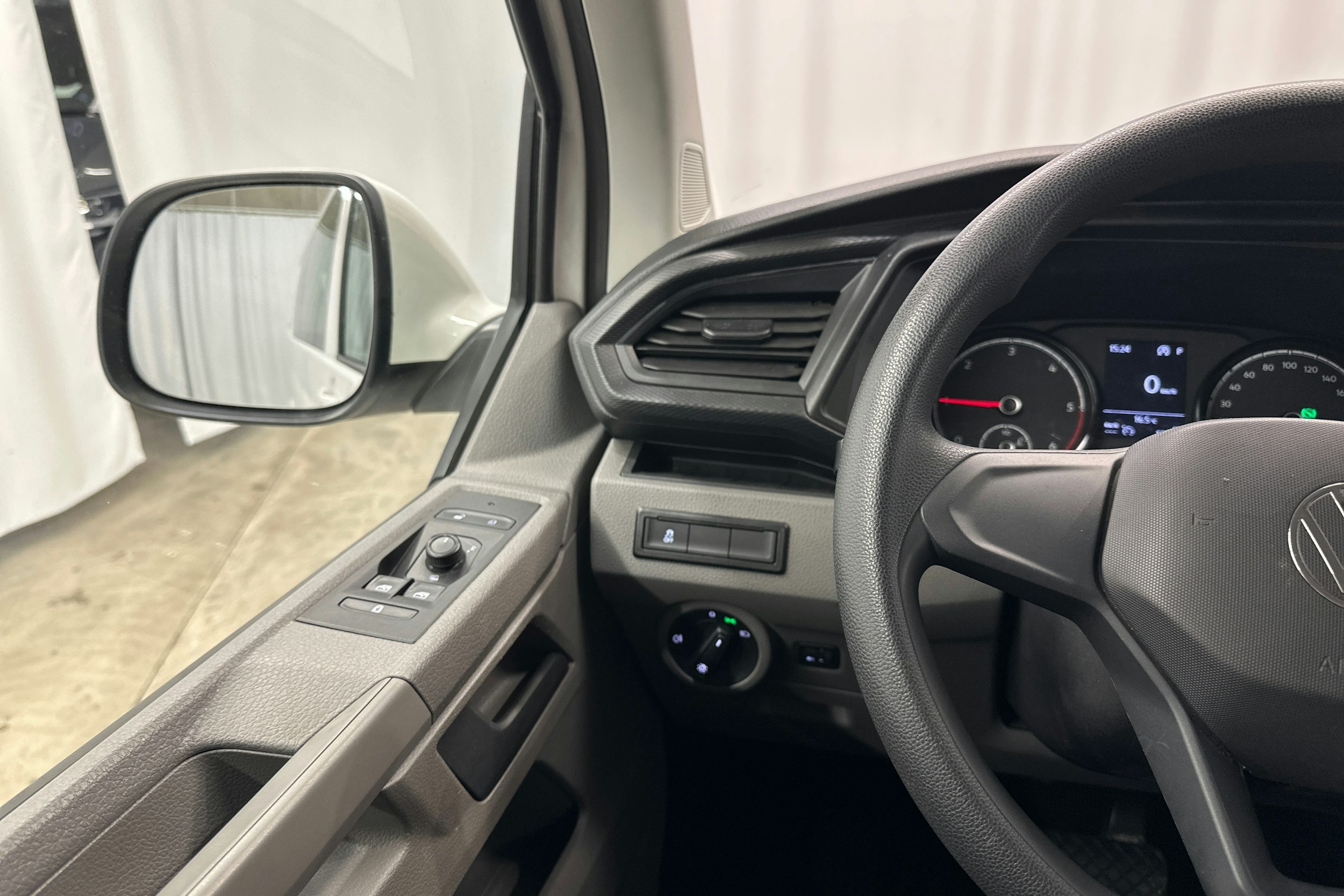 valkoinen Volkswagen Caravelle 2022 kuva 17.