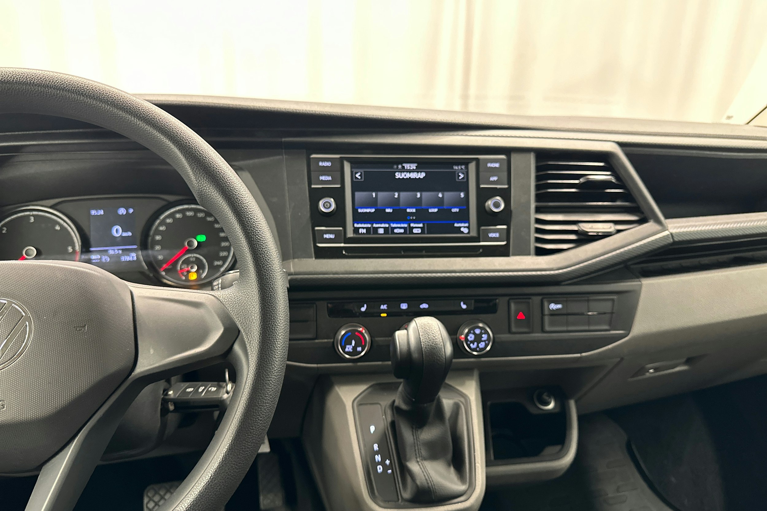 valkoinen Volkswagen Caravelle 2022 kuva 18.