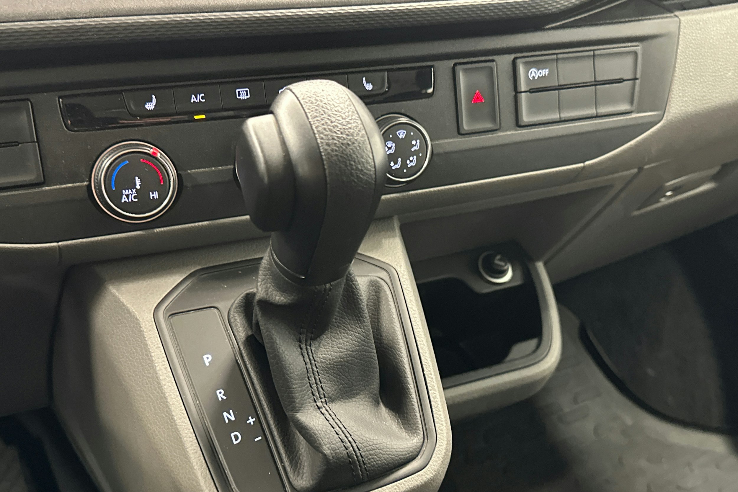 valkoinen Volkswagen Caravelle 2022 kuva 23.