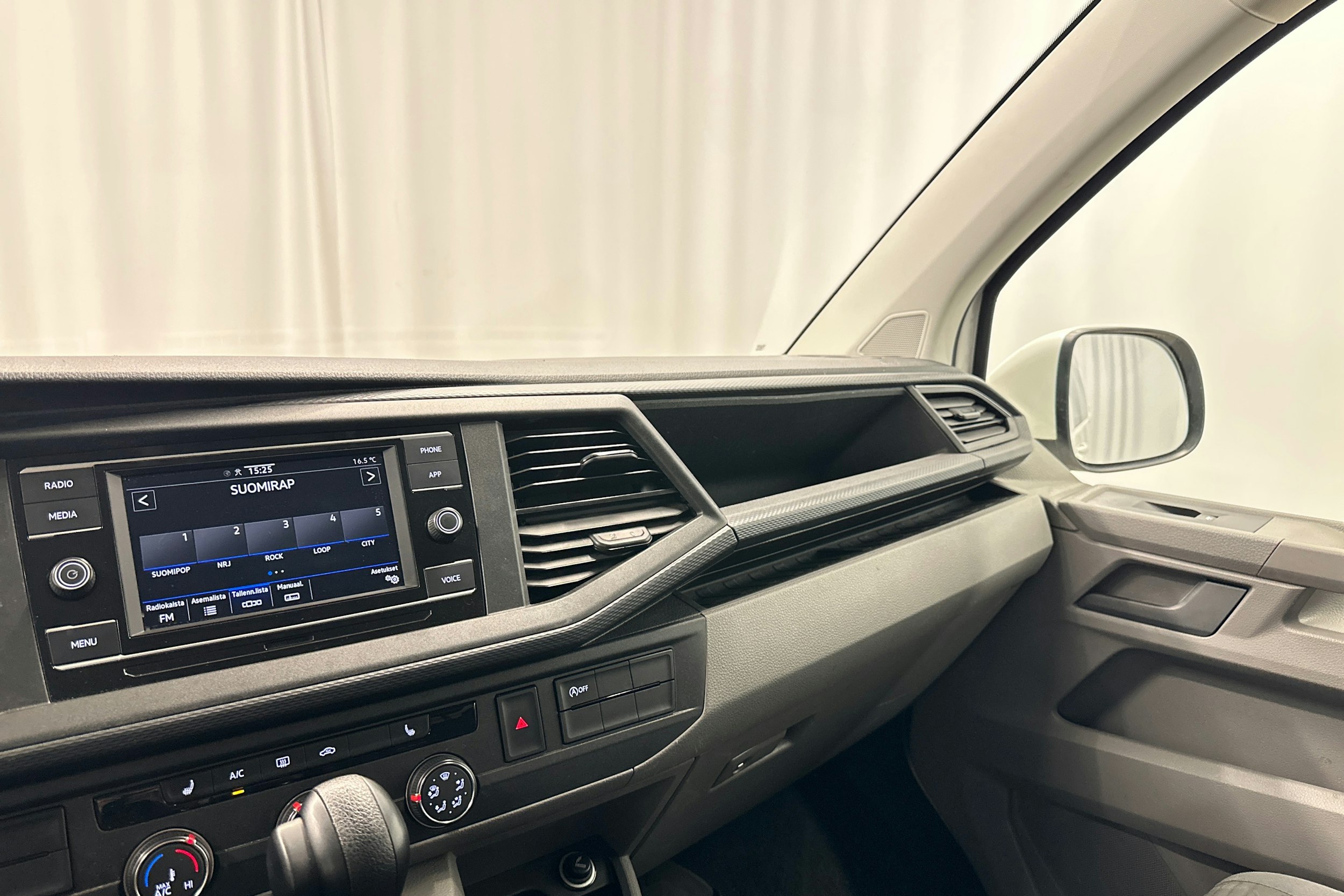 valkoinen Volkswagen Caravelle 2022 kuva 24.