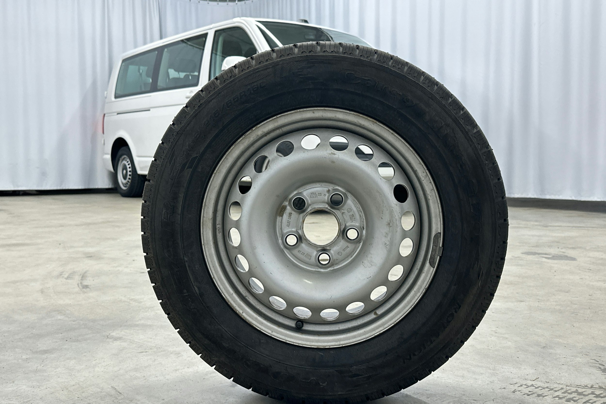 valkoinen Volkswagen Caravelle 2022 kuva 30.