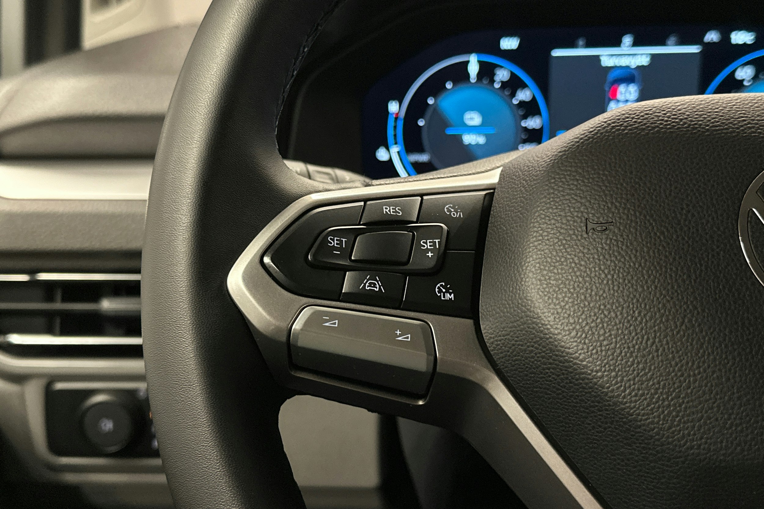 valkoinen Volkswagen Caravelle 2025 kuva 15.