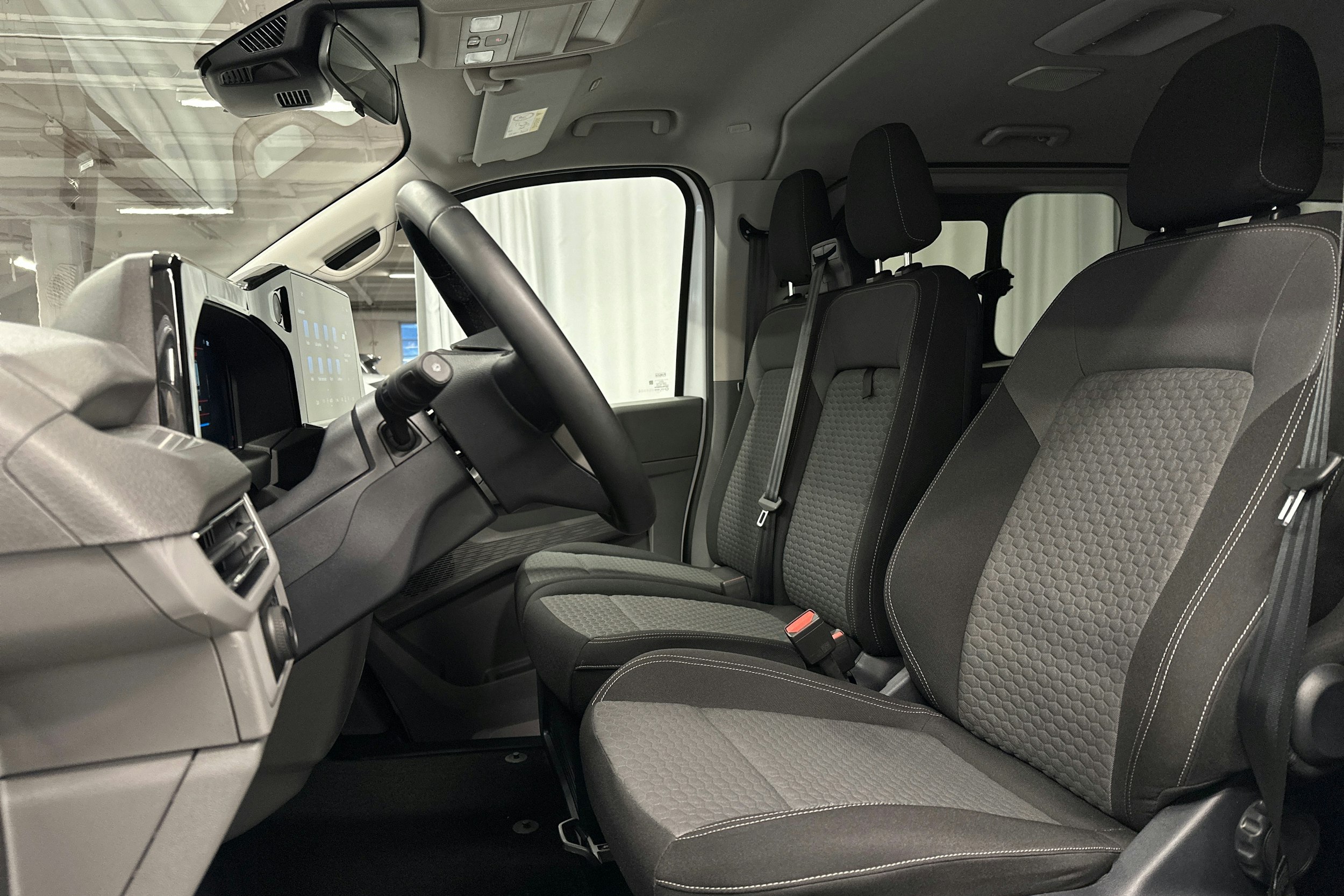 valkoinen Volkswagen Caravelle 2025 kuva 24.