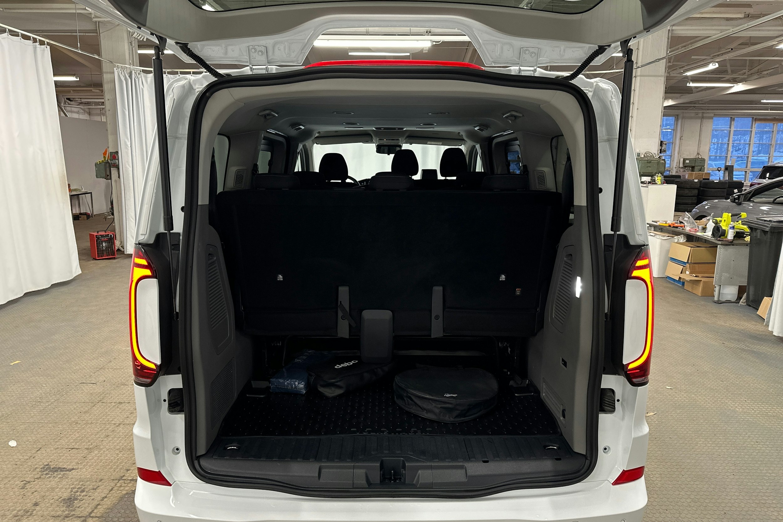 valkoinen Volkswagen Caravelle 2025 kuva 25.