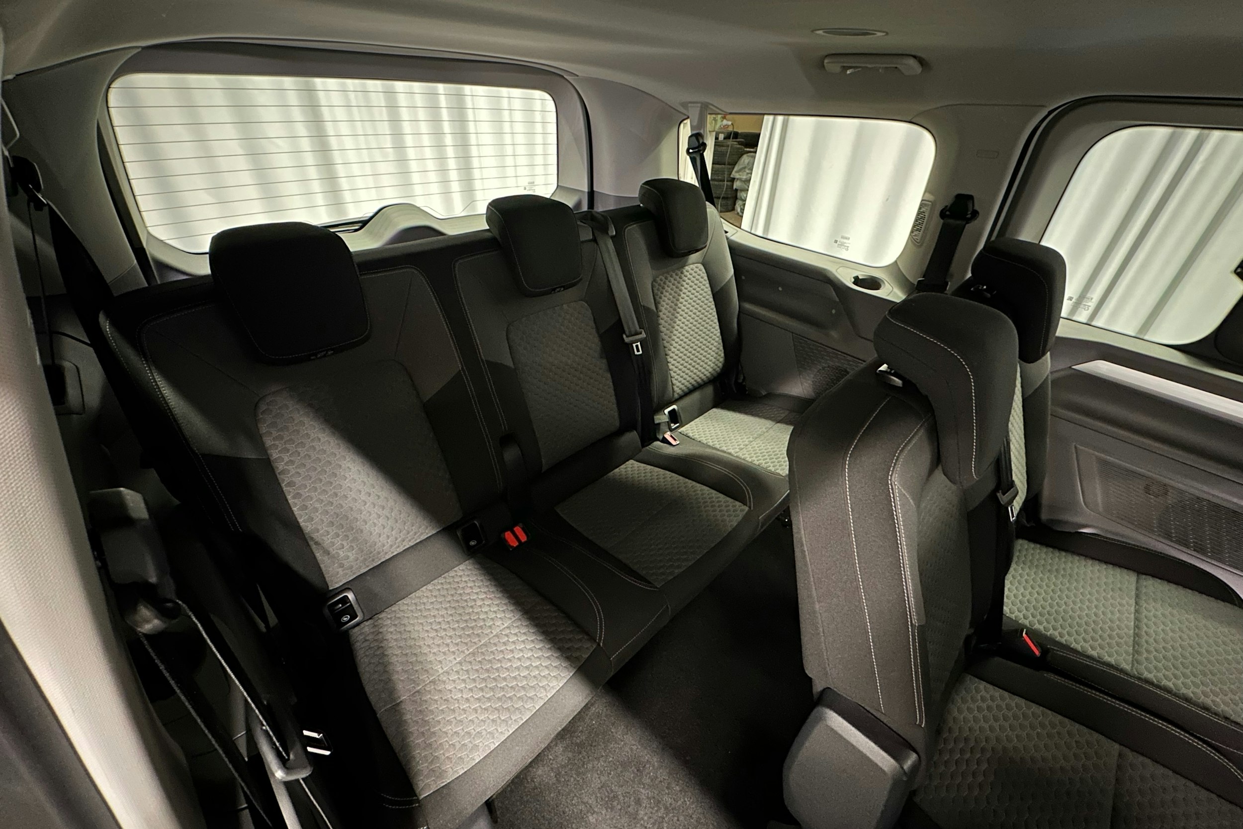 valkoinen Volkswagen Caravelle 2025 kuva 27.