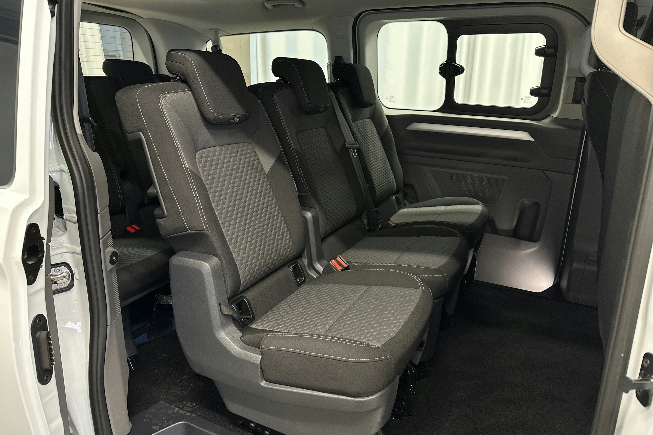 valkoinen Volkswagen Caravelle 2025 kuva 16.