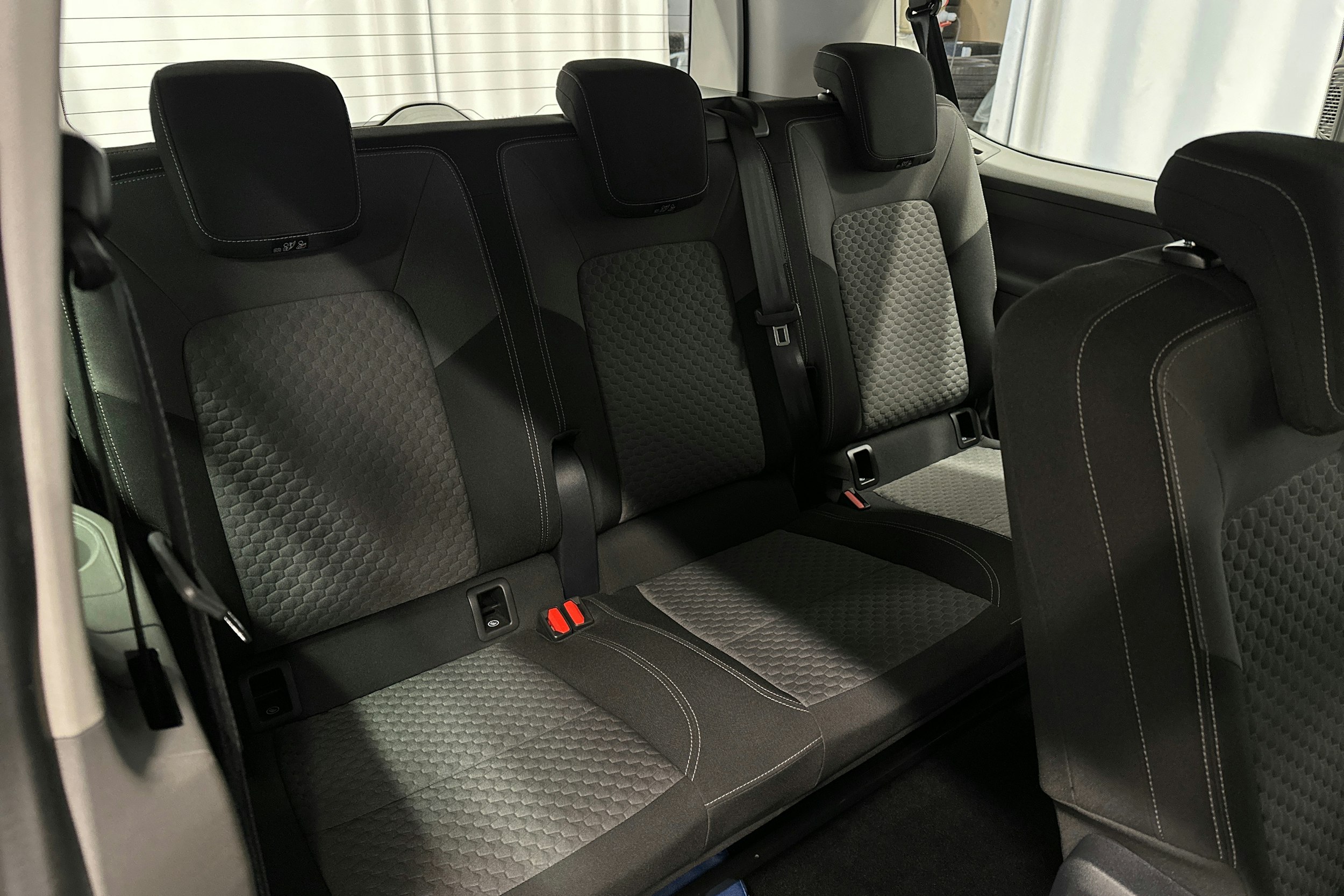 valkoinen Volkswagen Caravelle 2025 kuva 17.