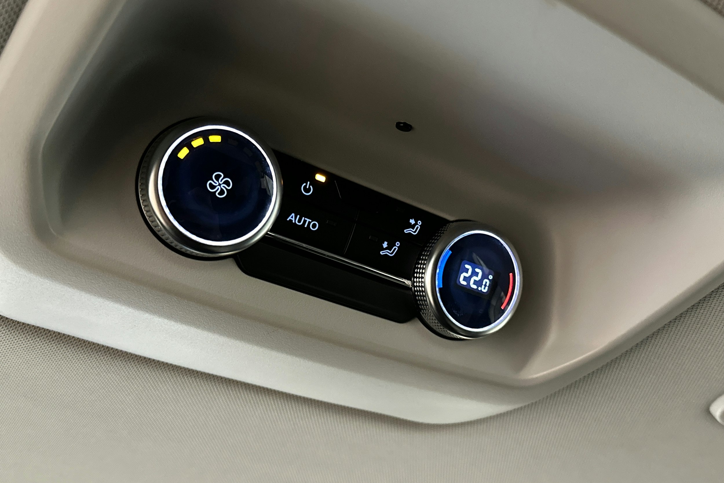 valkoinen Volkswagen Caravelle 2025 kuva 18.