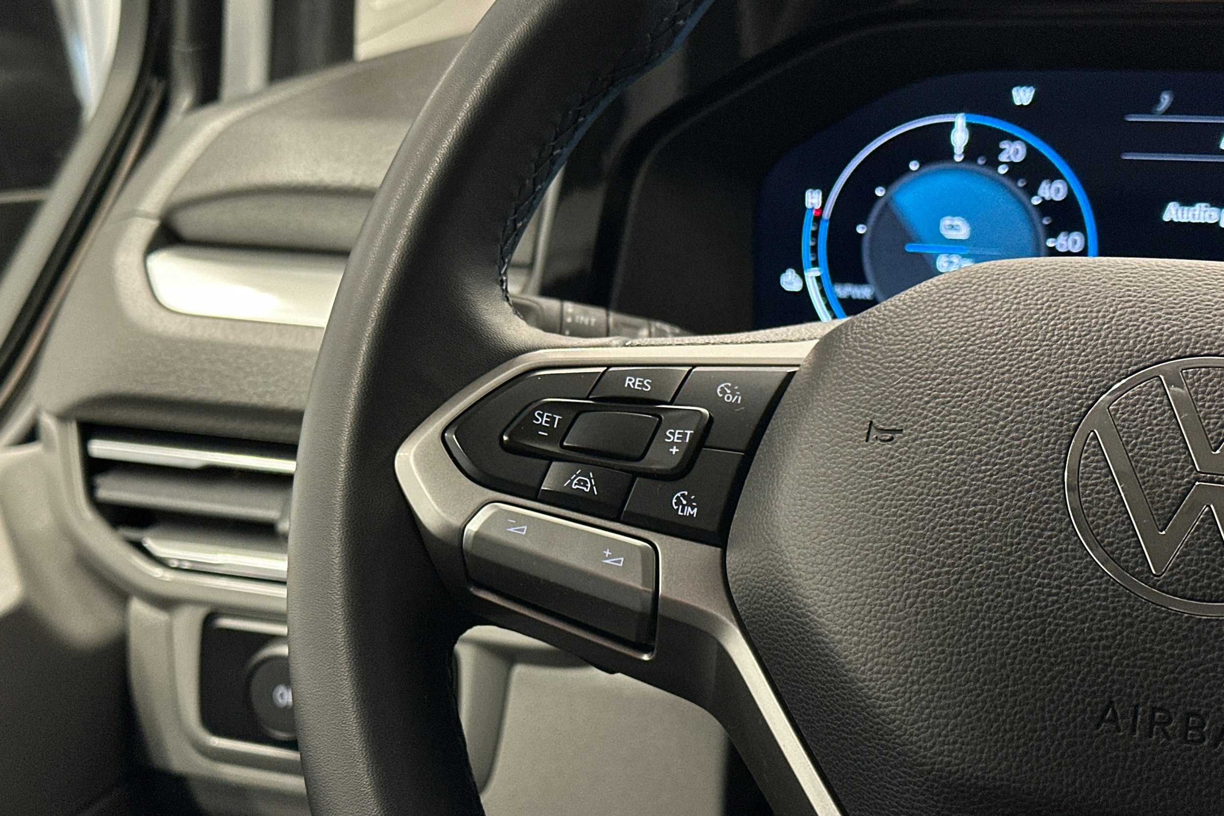 valkoinen Volkswagen Caravelle 2025 kuva 20.