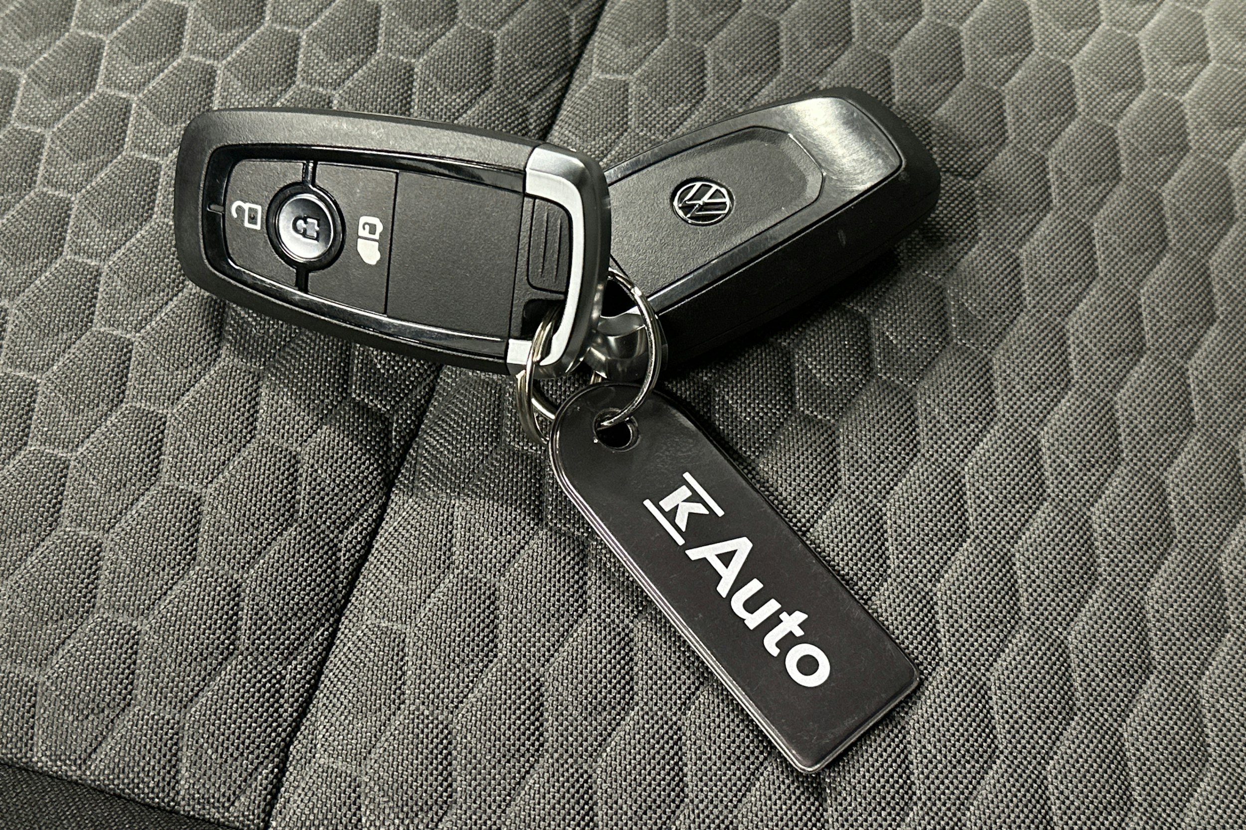 valkoinen Volkswagen Caravelle 2025 kuva 29.