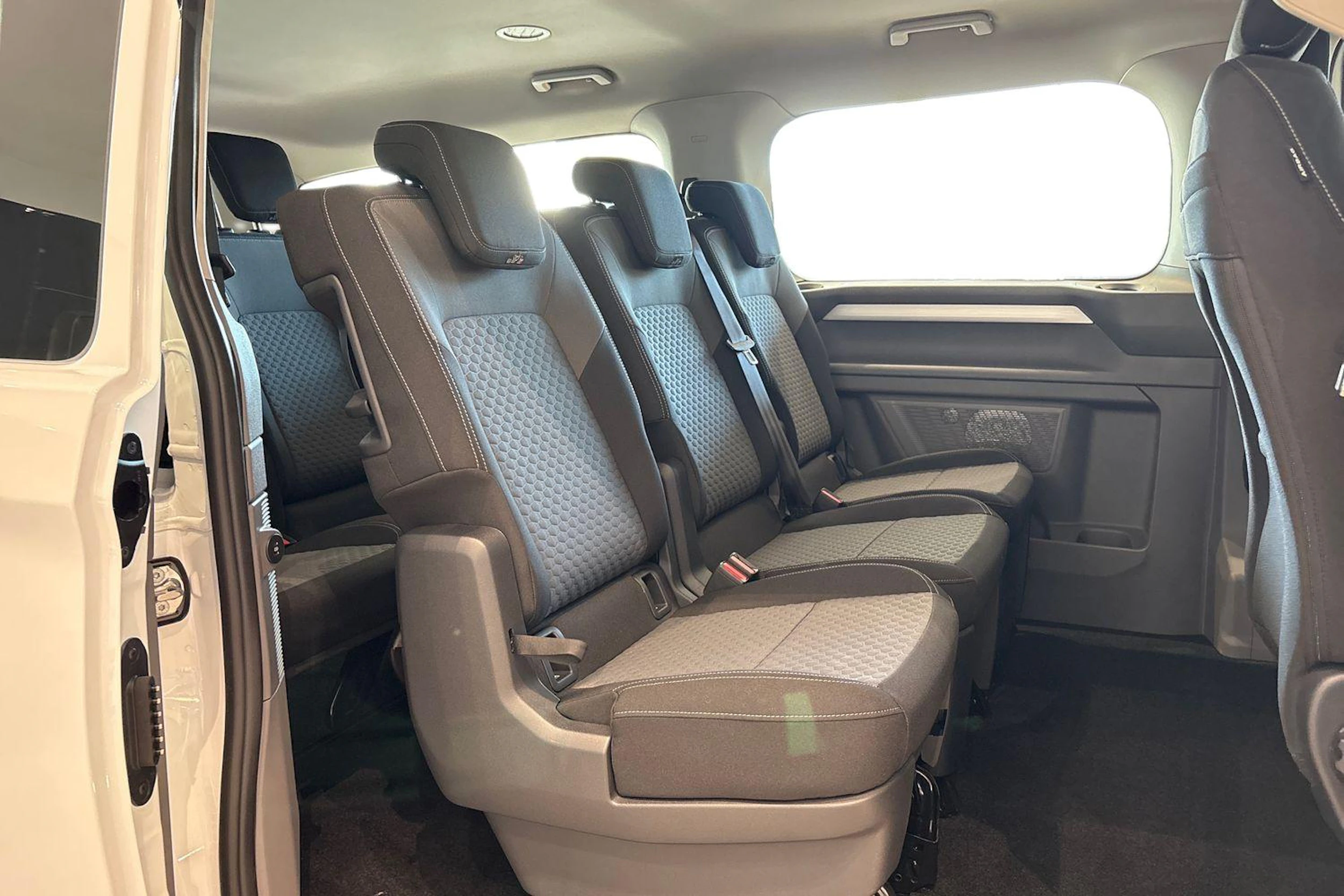 valkoinen Volkswagen Caravelle 2026 kuva 11.