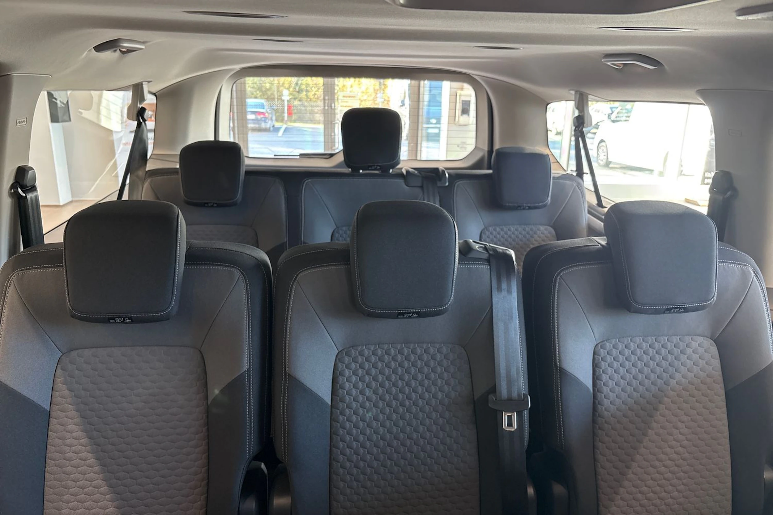 valkoinen Volkswagen Caravelle 2026 kuva 13.