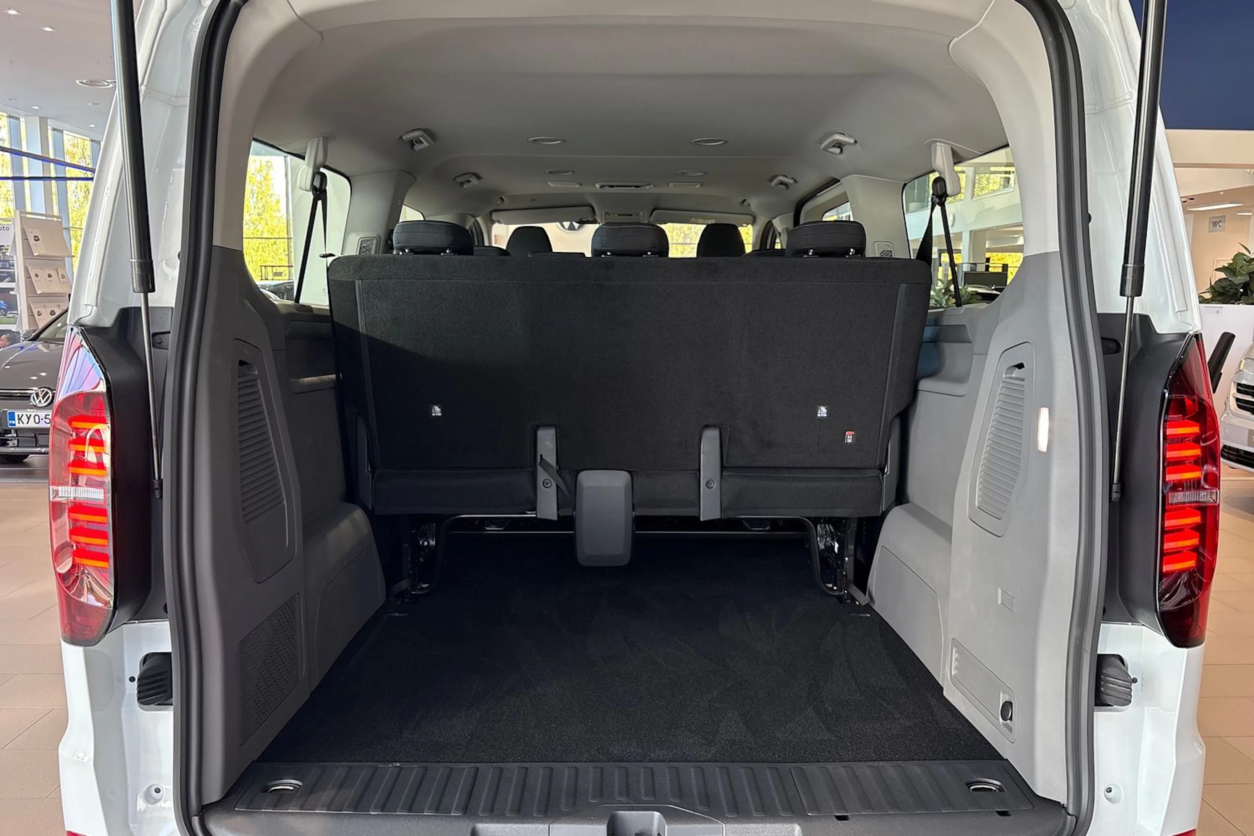 valkoinen Volkswagen Caravelle 2026 kuva 14.