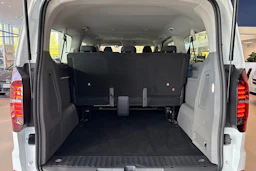 valkoinen Volkswagen Caravelle 2026 kuva 14.