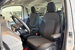 valkoinen Volkswagen Caravelle 2026 kuva 15.