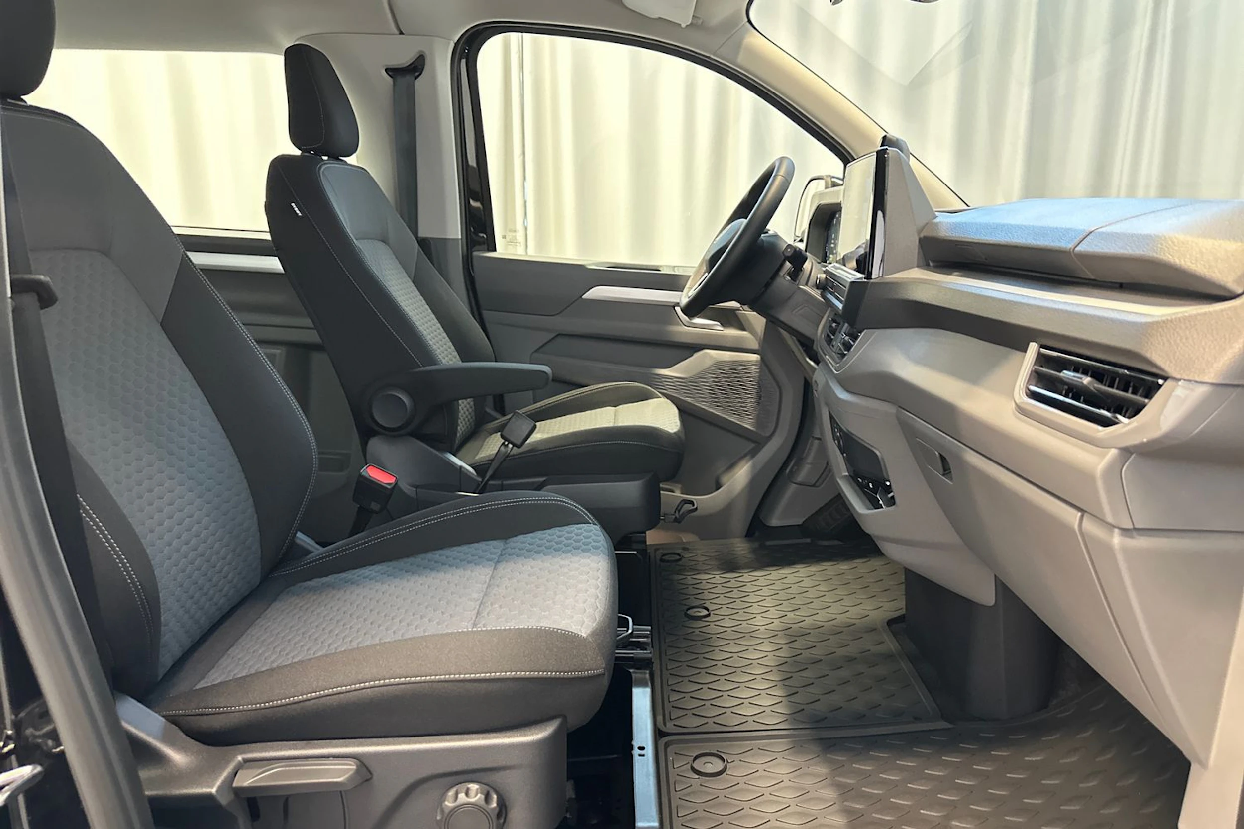 musta Volkswagen Caravelle 2026 kuva 13.