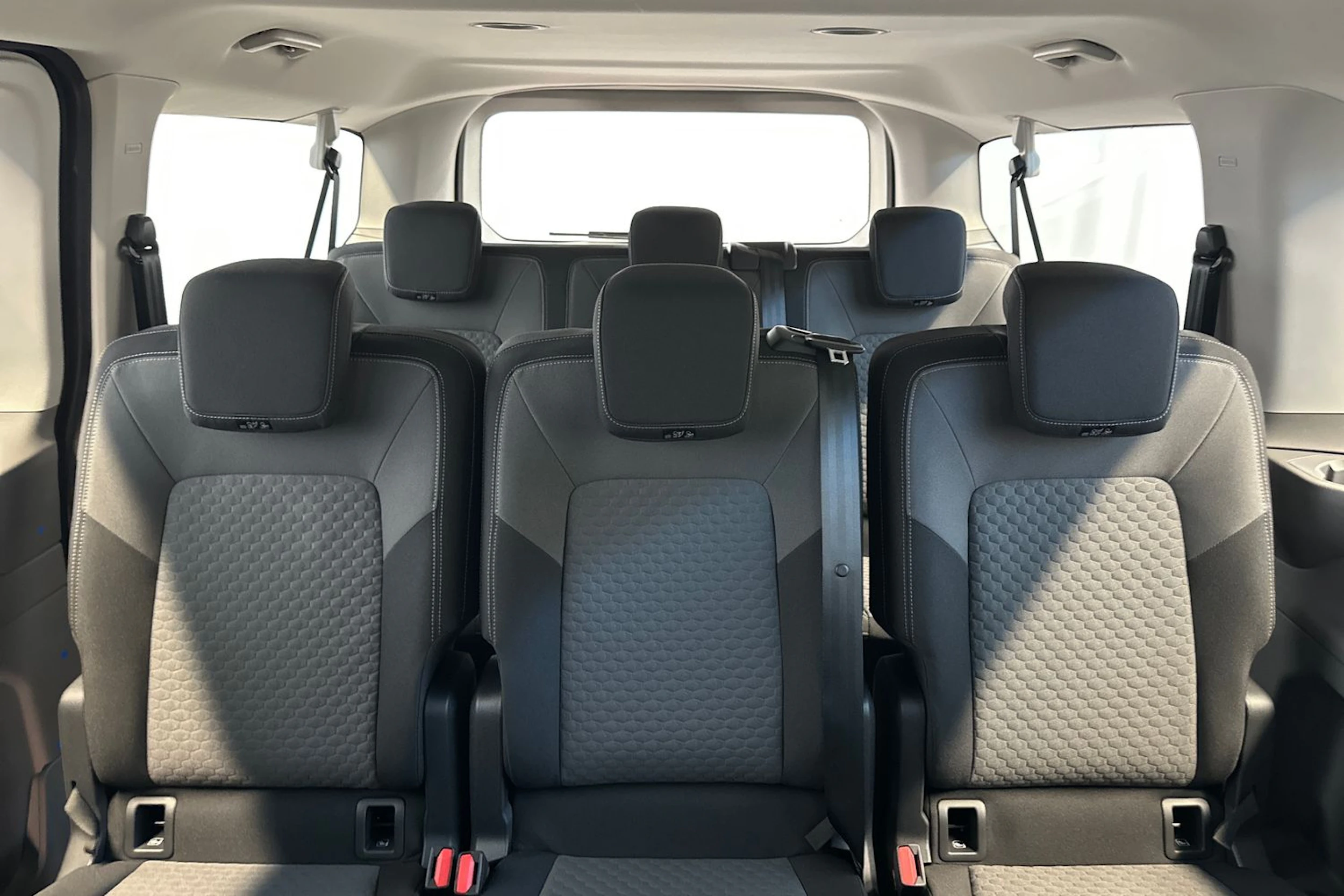 musta Volkswagen Caravelle 2026 kuva 14.