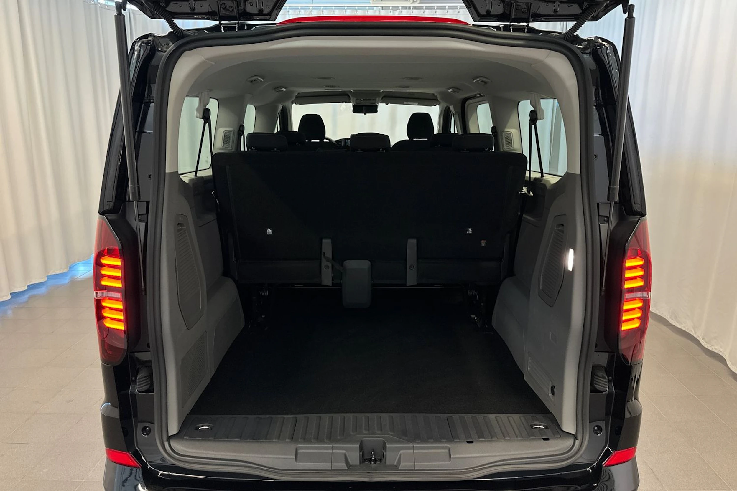 musta Volkswagen Caravelle 2026 kuva 17.