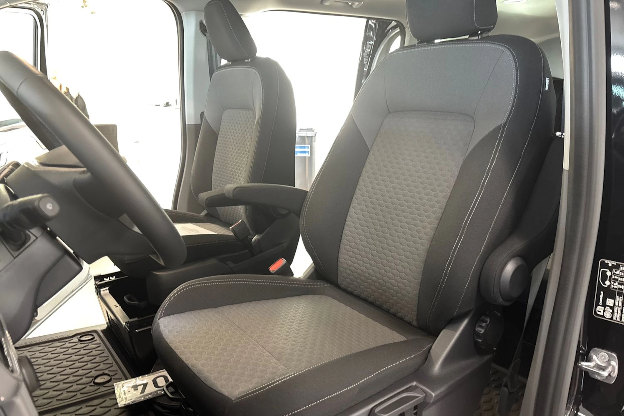 musta Volkswagen Caravelle 2026 kuva 11.