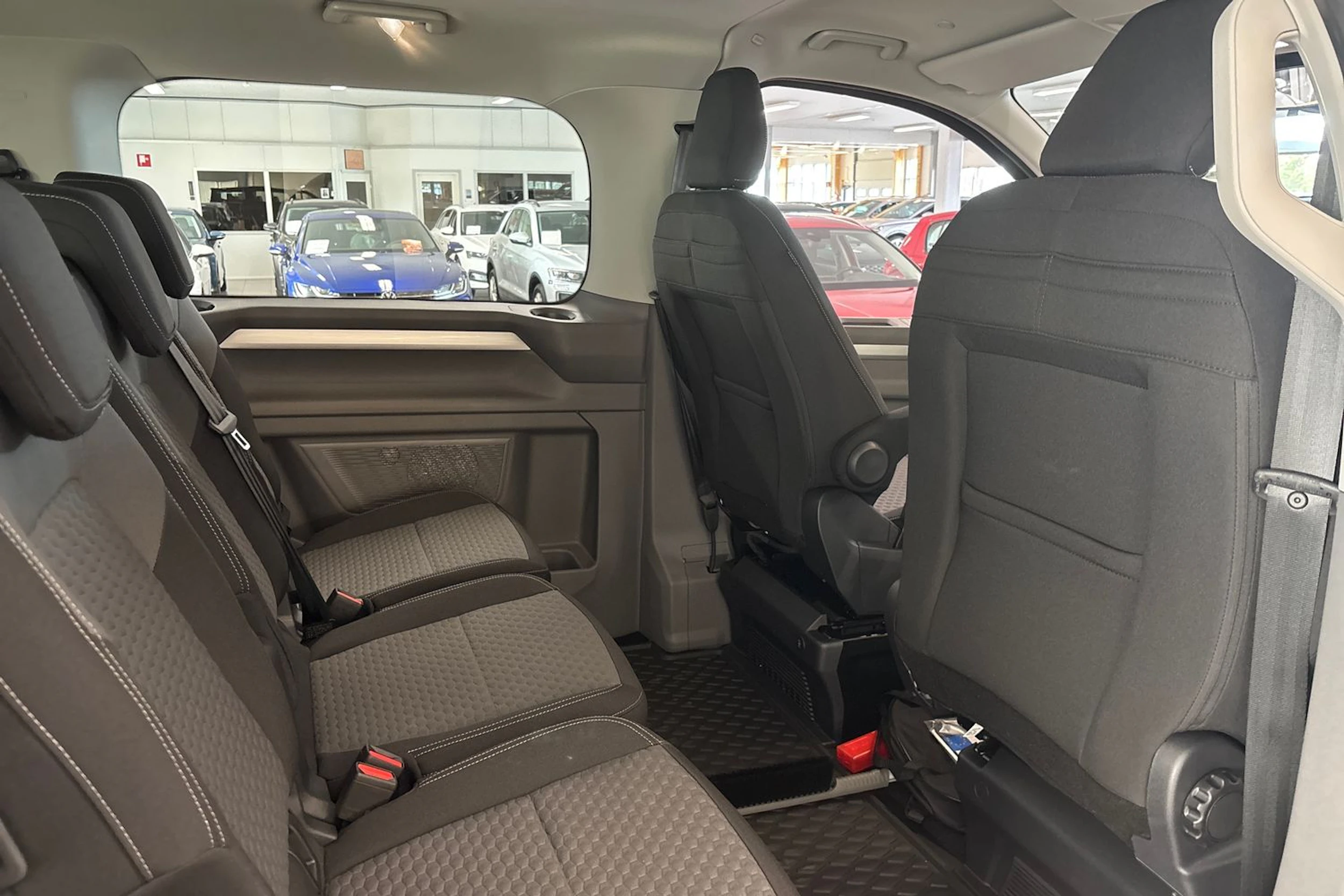 musta Volkswagen Caravelle 2026 kuva 19.