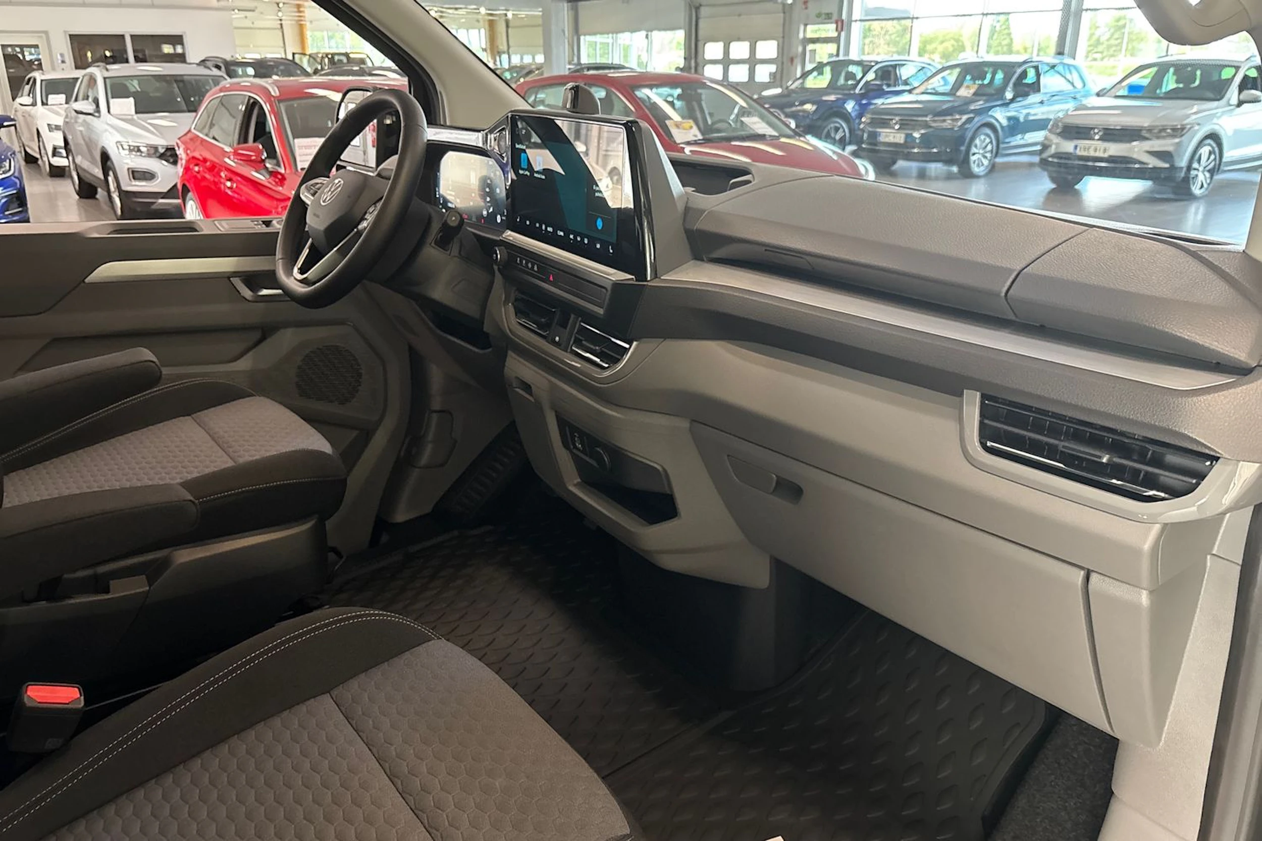 musta Volkswagen Caravelle 2026 kuva 20.