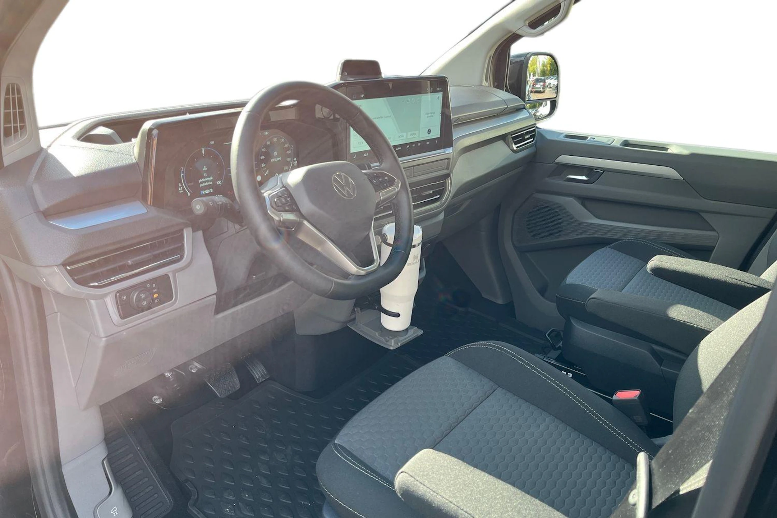 musta Volkswagen Caravelle 2026 kuva 8.