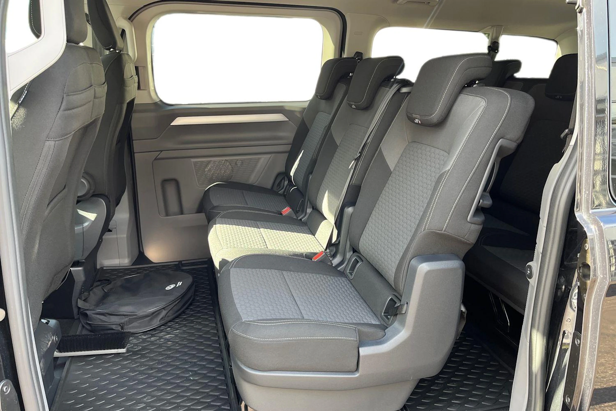 musta Volkswagen Caravelle 2026 kuva 11.